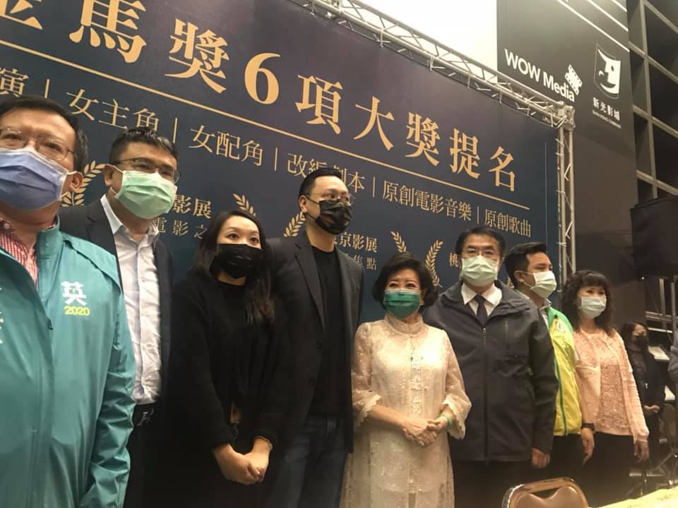 《孤味》票房破億，昨（2日）金馬女主角陳淑芳和導演許承傑特地到台南，和市長黃偉哲一起發蝦捲回饋粉絲。（翻攝自孤味 Little Big Women臉書）