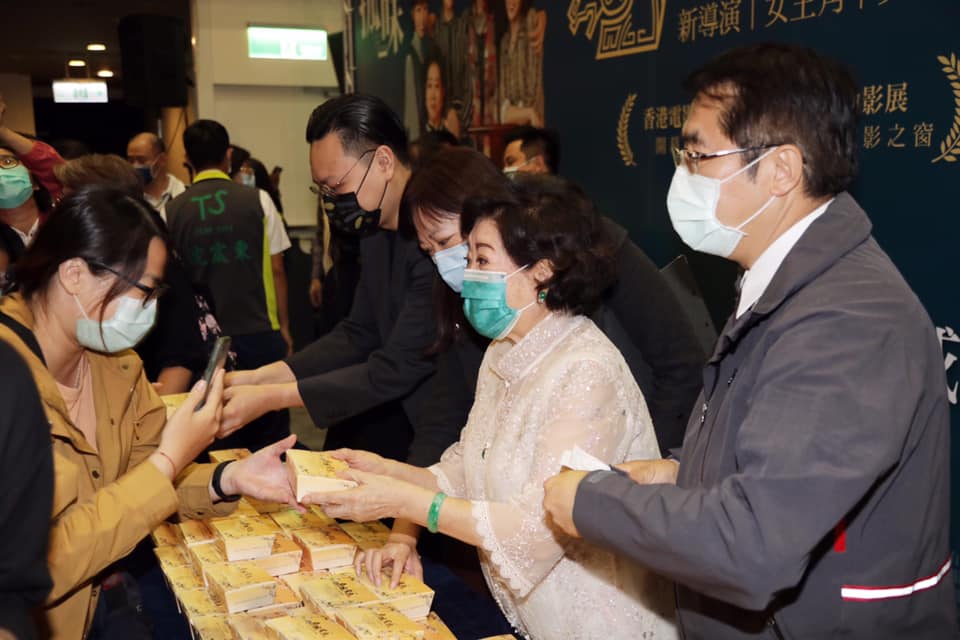 電影《孤味》讓台南蝦捲爆紅，金馬女主角陳淑芳和導演許承傑和市長黃偉哲一起發蝦捲回饋粉絲。（翻攝自孤味 Little Big Women臉書）