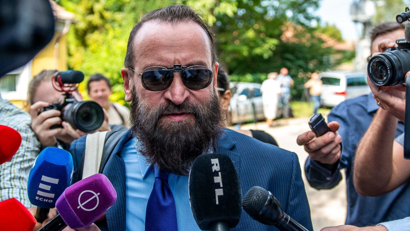 匈牙利的歐洲議員薩耶爾被爆出參加男男性愛趴,火速請辭。(翻攝自@panyiszabolcs推特)