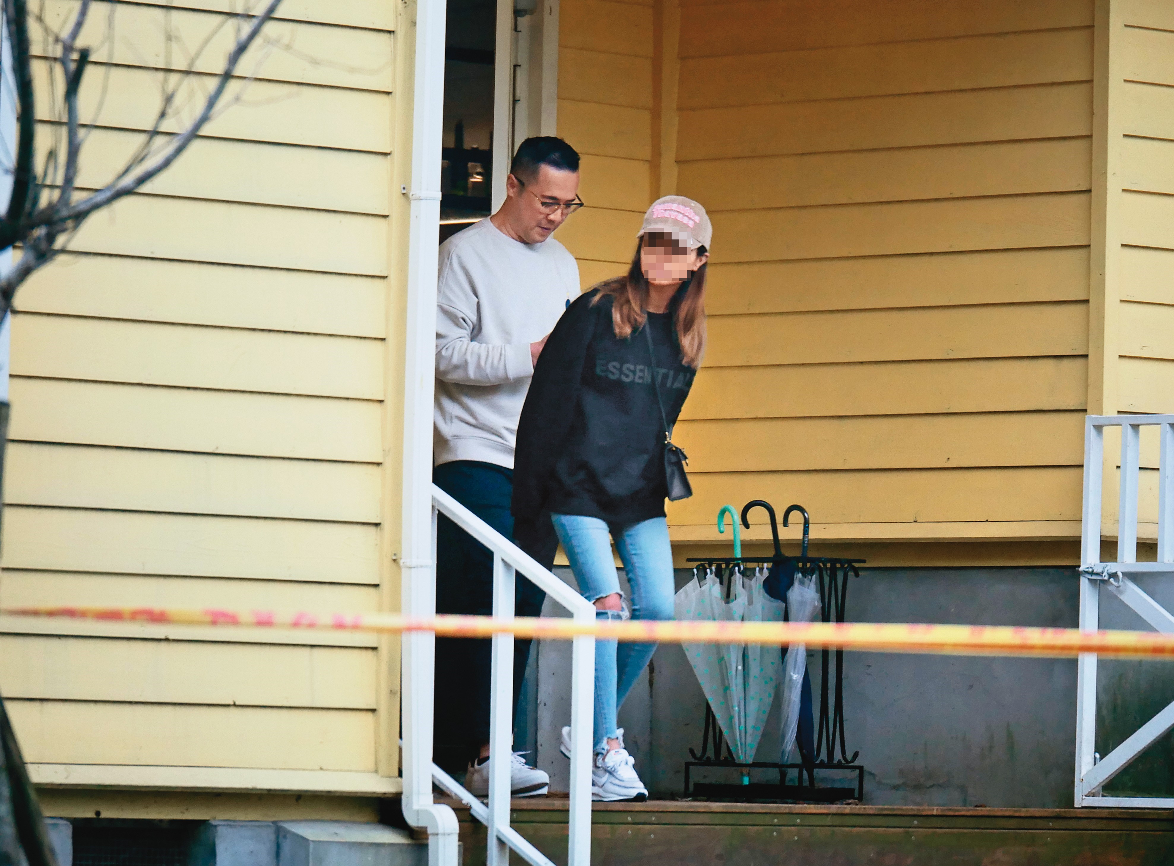 11／24　15：14　離開餐廳時，林以婕走在前頭，趙元同緊跟在後面。
