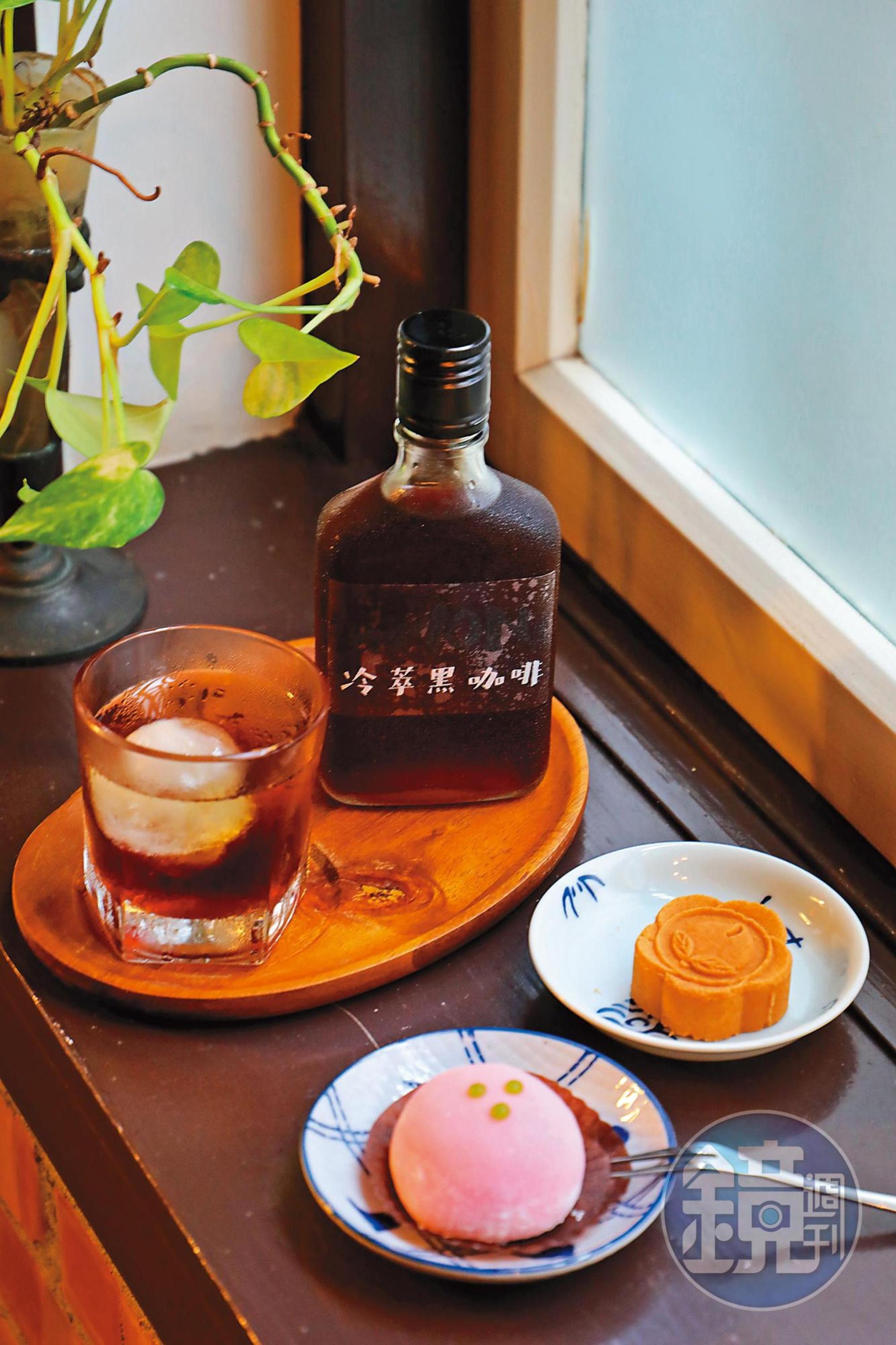 「冷翠黑咖啡」帶有淡淡發酵香氣（左後，150元／壺）、「麻糬」（左前，40元／個）與「綠豆糕」（右後，30元／個）散發傳統滋味。