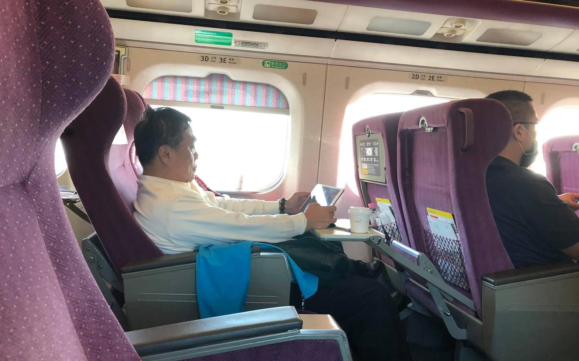 翁重鈞遭爆搭高鐵50分鐘都沒戴口罩，被服務人員勸導後還是不戴。（翻攝自李筱峰臉書）