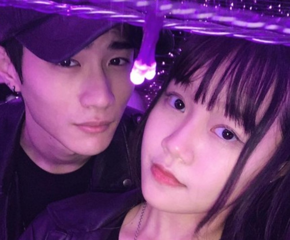 林莉與樂團「Loading Story」貝斯手許柏垣戀愛中，男方臉書大頭貼換成2人合照。（翻攝自許柏垣臉書）