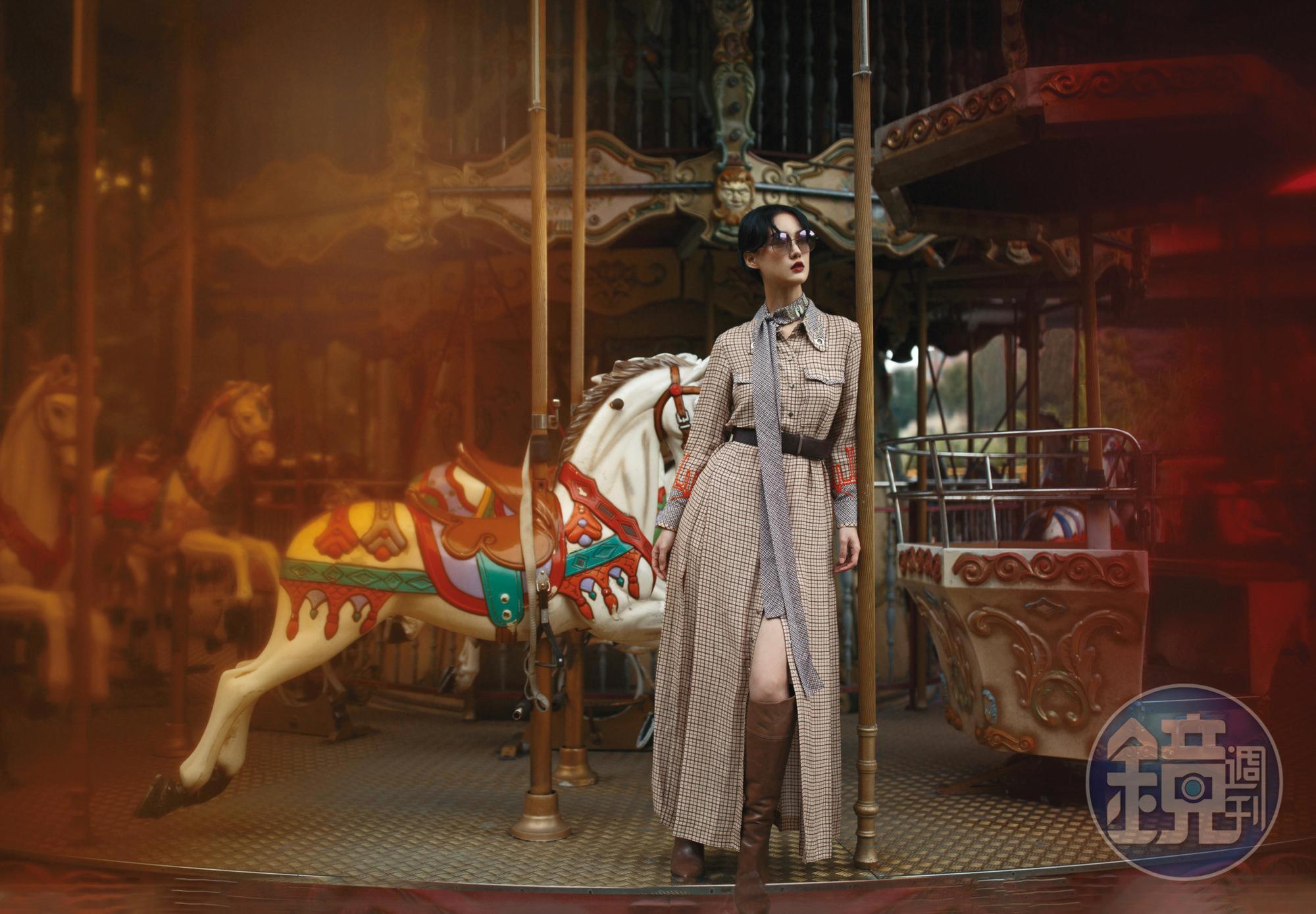 格紋高衩洋裝NT$119,300 by Chloé、格紋領巾NT$26,400 by Chloé、P.O.P-PP墨鏡NT$17,000 by TRESBIND、皮革MONILI腰帶NT$33,300 by BRUNELLO CUCINELLI、駝色秋冬女士長靴NT$66,100 by BRUNELLO CUCINELLI。