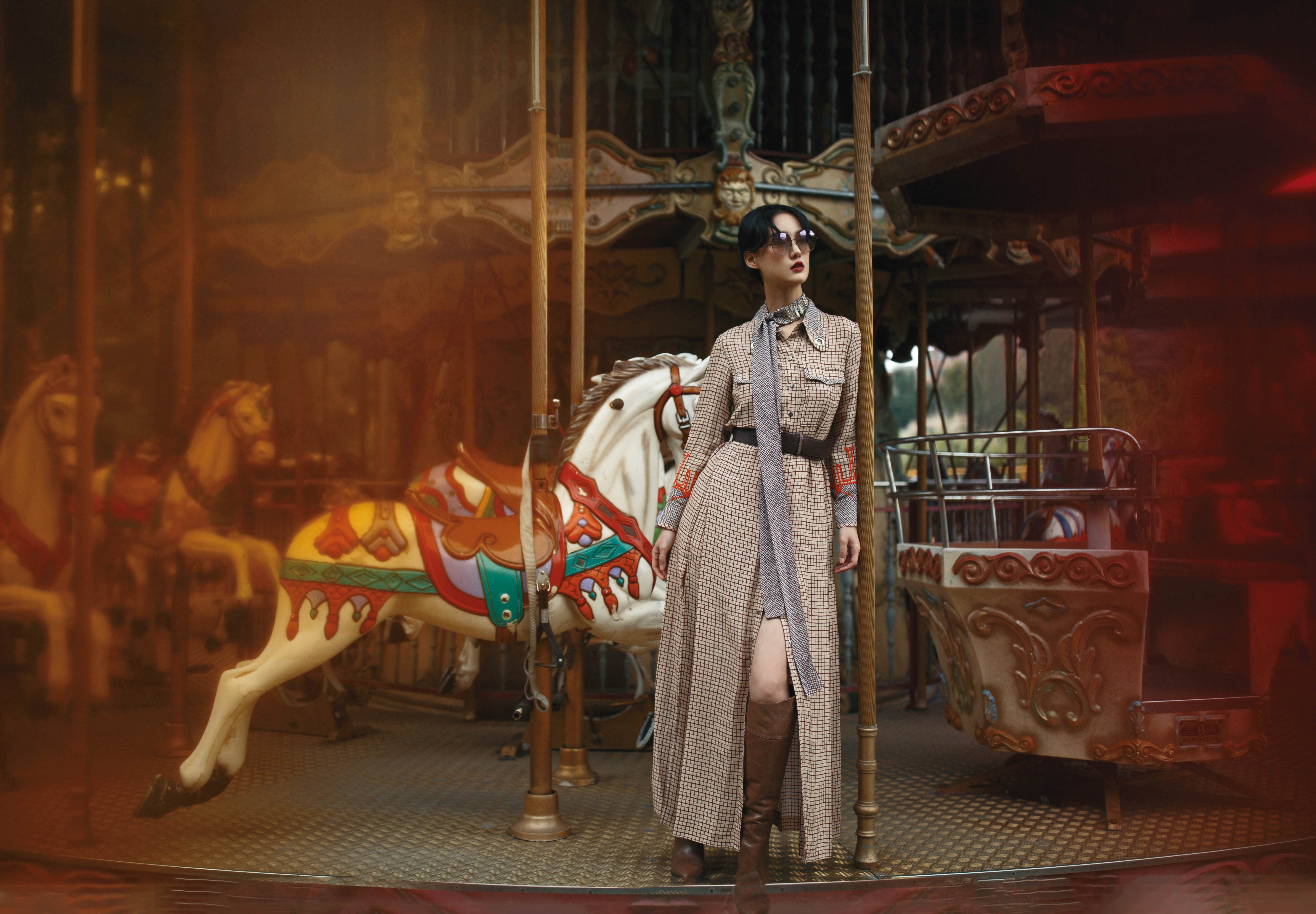 格紋高衩洋裝NT$119,300 by Chloé、格紋領巾NT$26,400 by Chloé、P.O.P-PP墨鏡NT$17,000 by TRESBIND、皮革MONILI腰帶NT$33,300 by BRUNELLO CUCINELLI、駝色秋冬女士長靴NT$66,100 by BRUNELLO CUCINELLI。