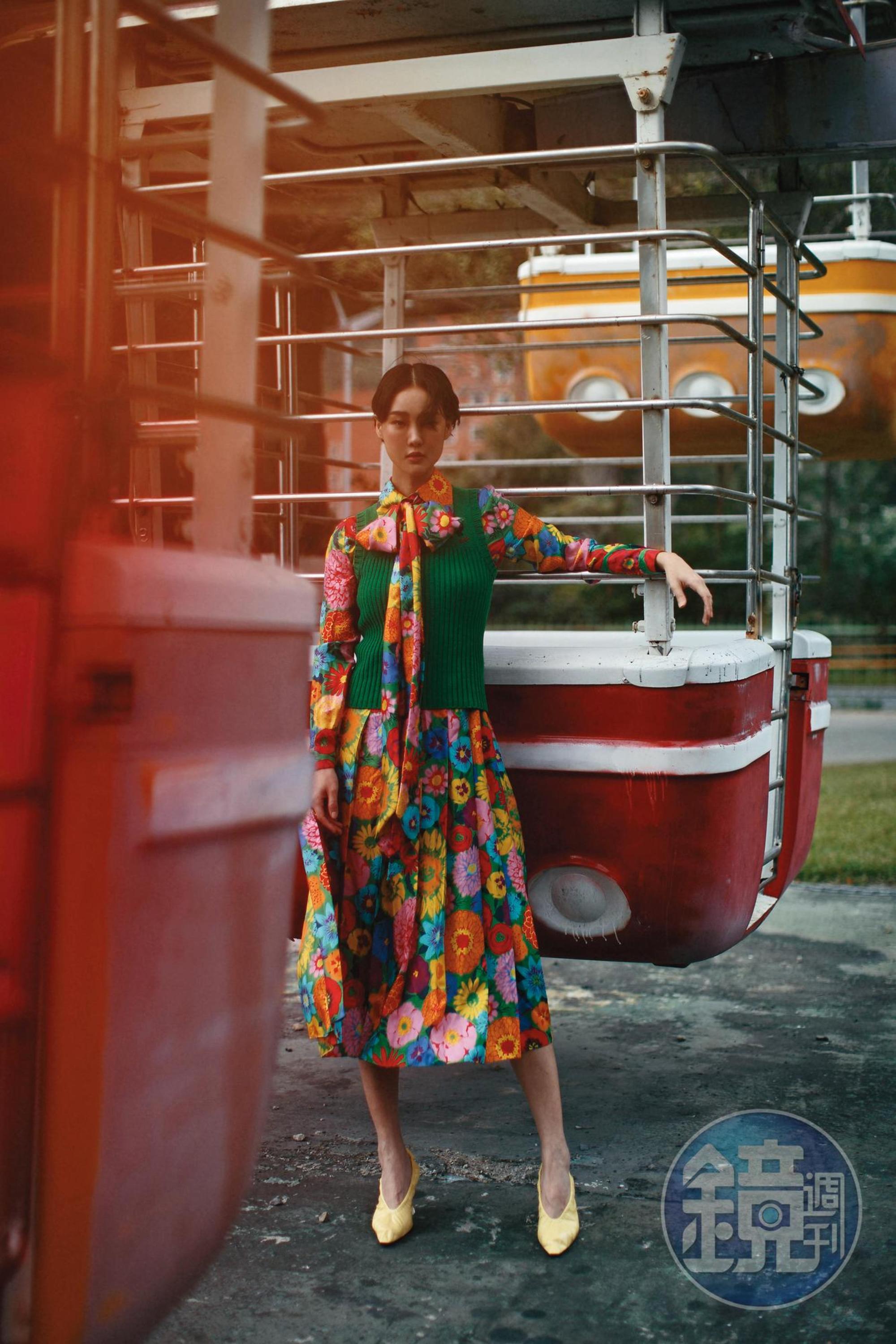 草綠亮片圓領貓刺繡背心NT$48,500 by GUCCI、滿版花朵印花垂墜感洋裝NT$118,000 by GUCCI、Mille Fleurs de Dior金色戒指NT$12,500 by Dior、檸檬黃小牛皮透明金箔杏仁跟鞋NT$32,500 by BOTTEGA VENETA。