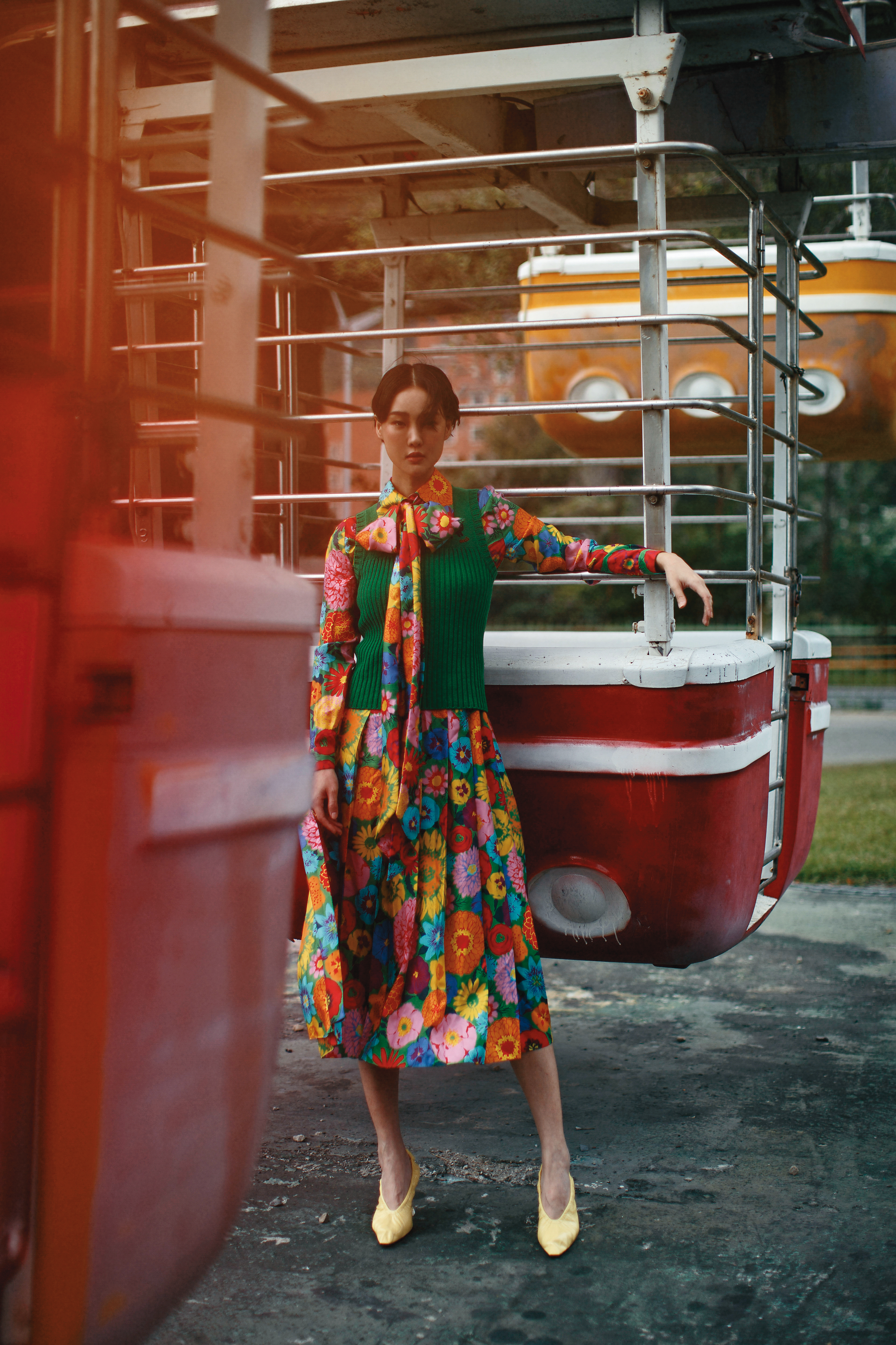 草綠亮片圓領貓刺繡背心NT$48,500 by GUCCI、滿版花朵印花垂墜感洋裝NT$118,000 by GUCCI、Mille Fleurs de Dior金色戒指NT$12,500 by Dior、檸檬黃小牛皮透明金箔杏仁跟鞋NT$32,500 by BOTTEGA VENETA。