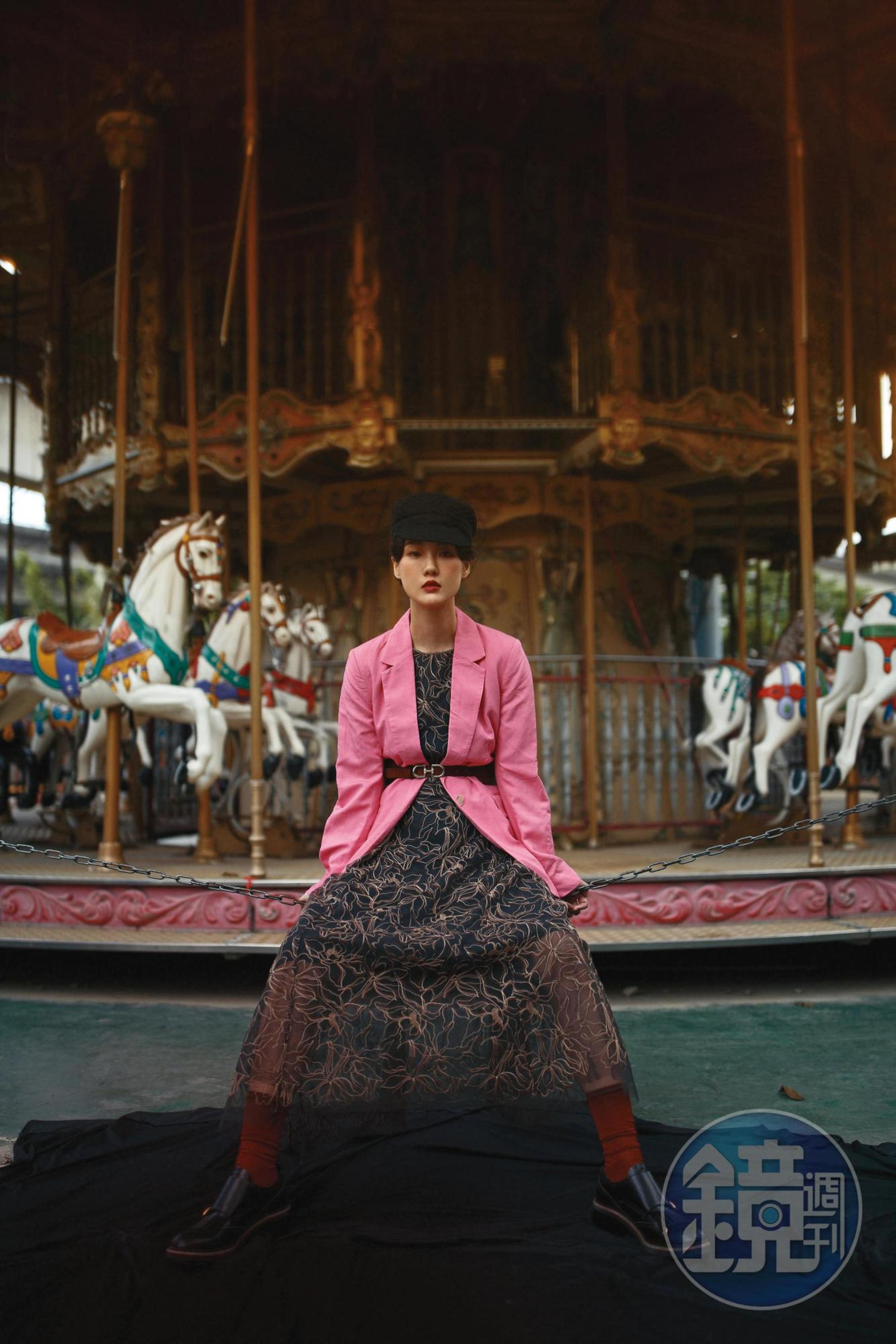 粉色亞麻混紡外套NT$999 by H&M、刺繡長洋裝NT$199,600 by BRUNELLO CUCINELLI、黑色棉質網紗報童帽NT$26,500 by Dior、寬版腰帶NT$699 by H&M、酒紅色短襪  價格店洽by Chloé、黑色雕花孟克鞋NT$33,400 by Chloé。