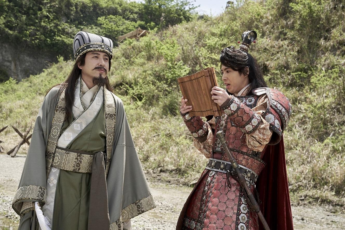 室剛(左)在片中飾演孔明,賀來賢人則是周瑜,兩人下周四都將以連線方式現身世界首映。(車庫娛樂提供)