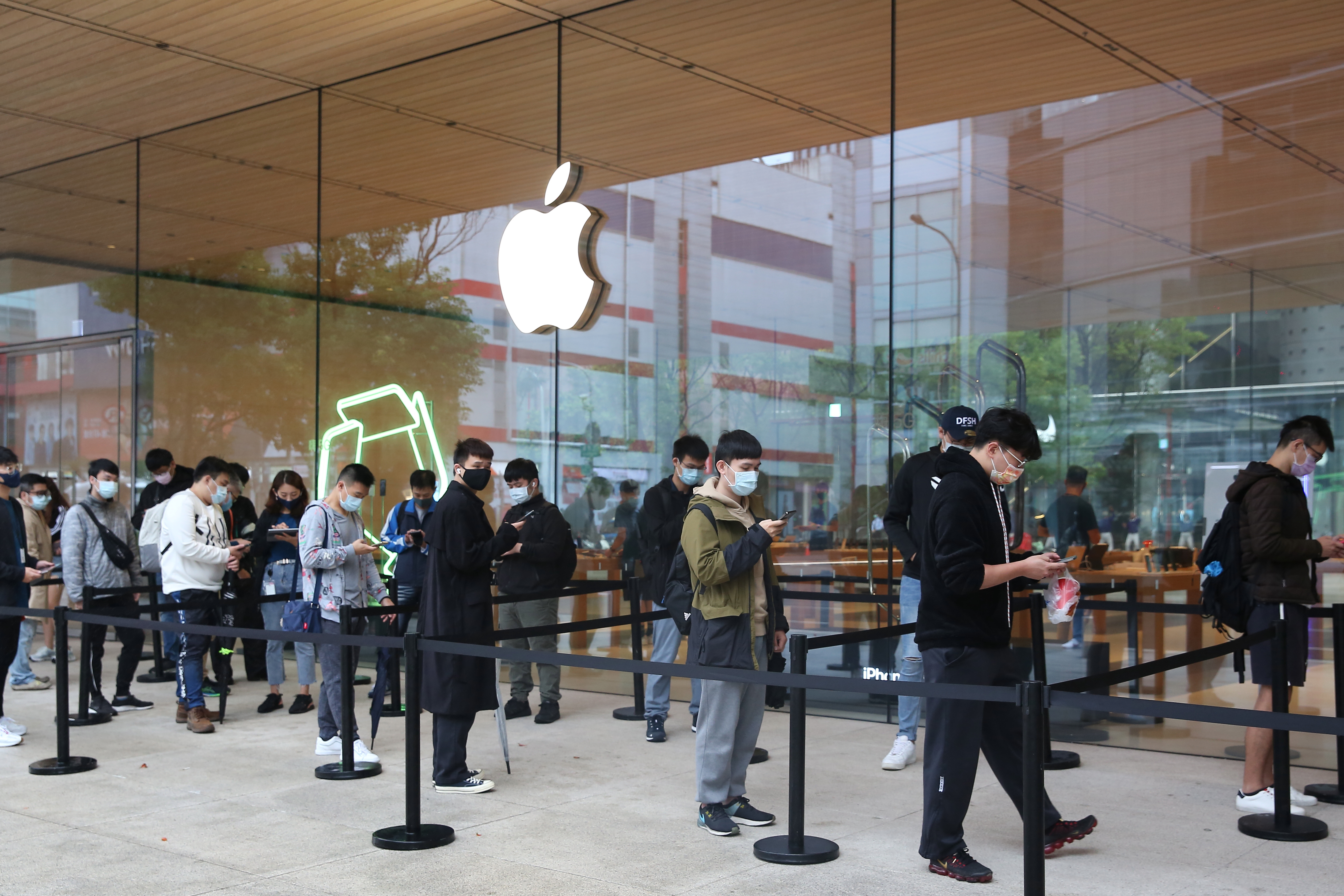 美股擁有全球最多知名品牌大廠，如蘋果，深具投資價值。