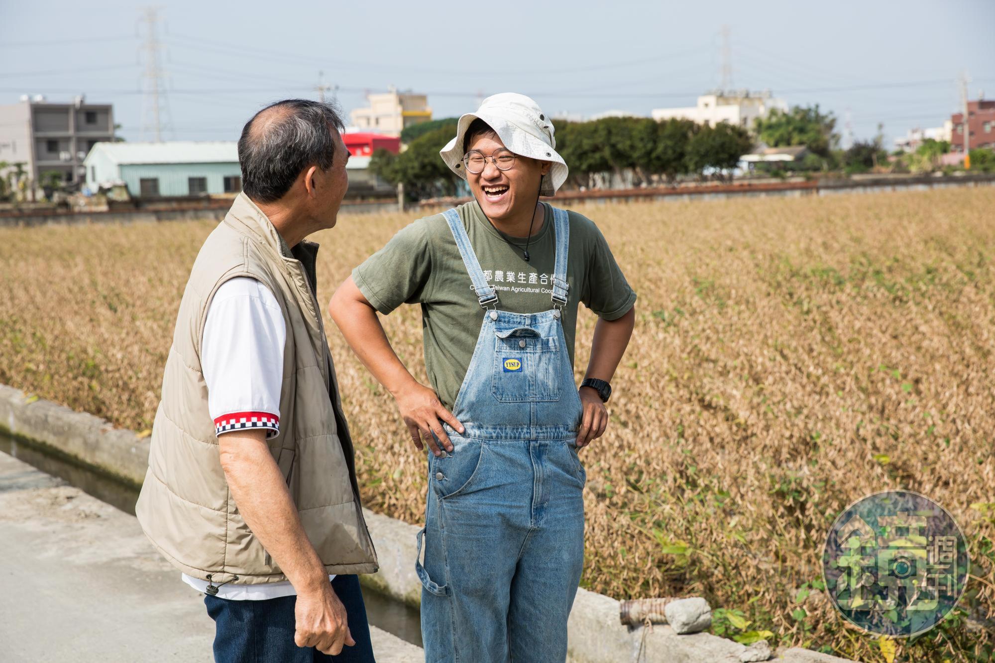 35歲的馬聿安是少數投入第一線生產的農機博士,2015年創立「保障責任台中市中都農業合作社」,契作種植非基改黃豆為主,如今面積已達160公頃,是台灣國產雜糧冠軍。