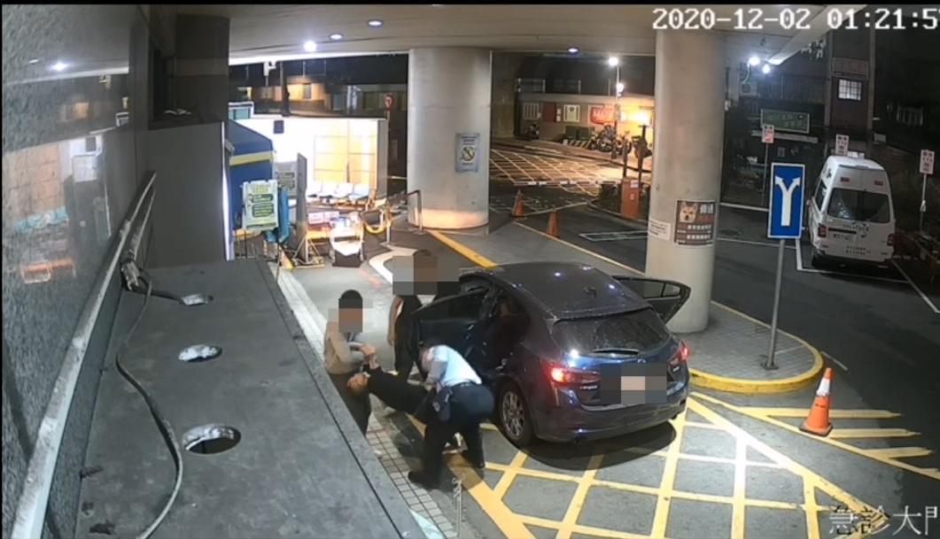 鄭姓男子遭人當街押走，還被虐打致死。（翻攝畫面）