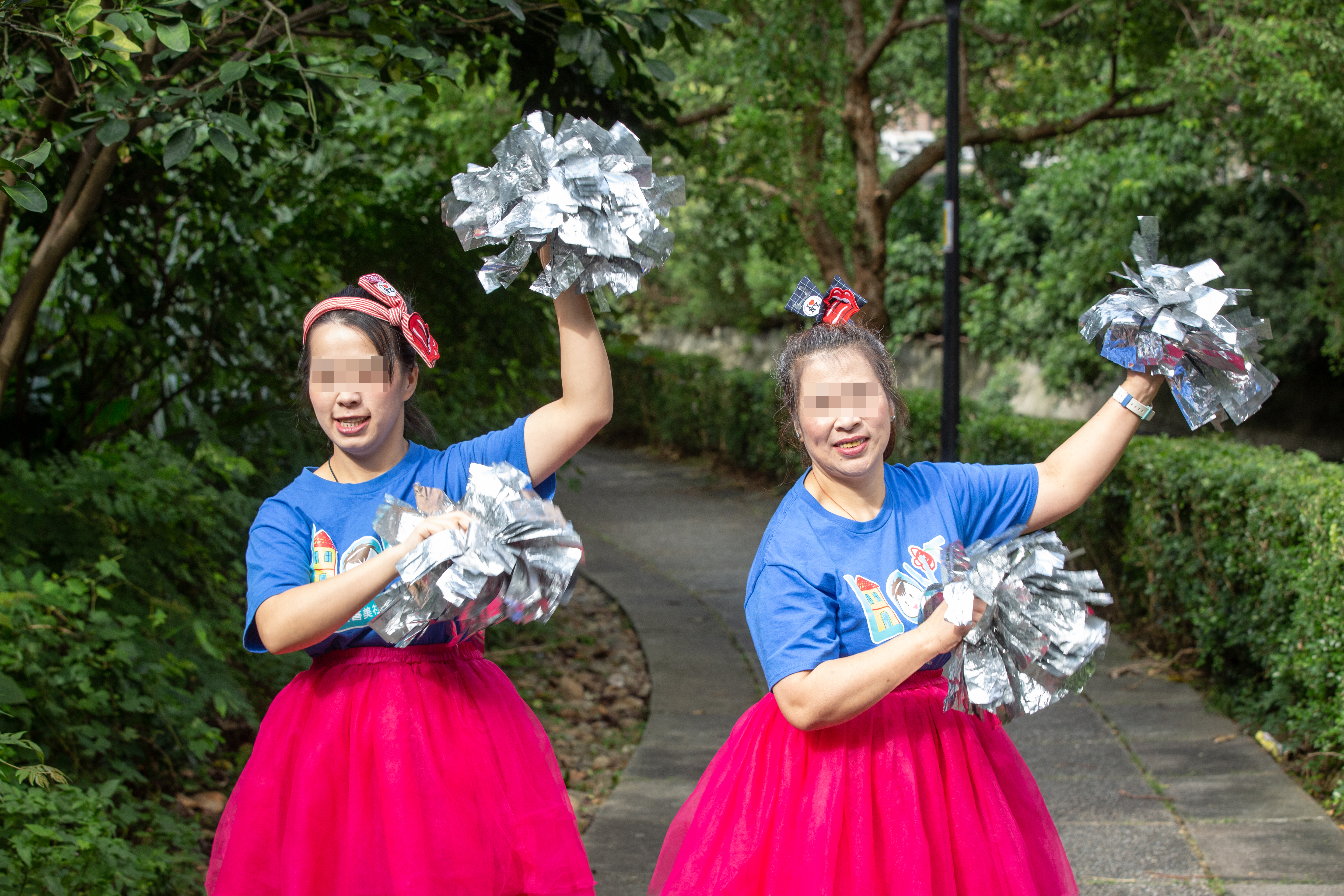 曉玲（左）和她的母親秀梅（右）是真善美社福機構的啦啦隊成員，偶爾接案表演，收入所得全交匯入成員帳戶。