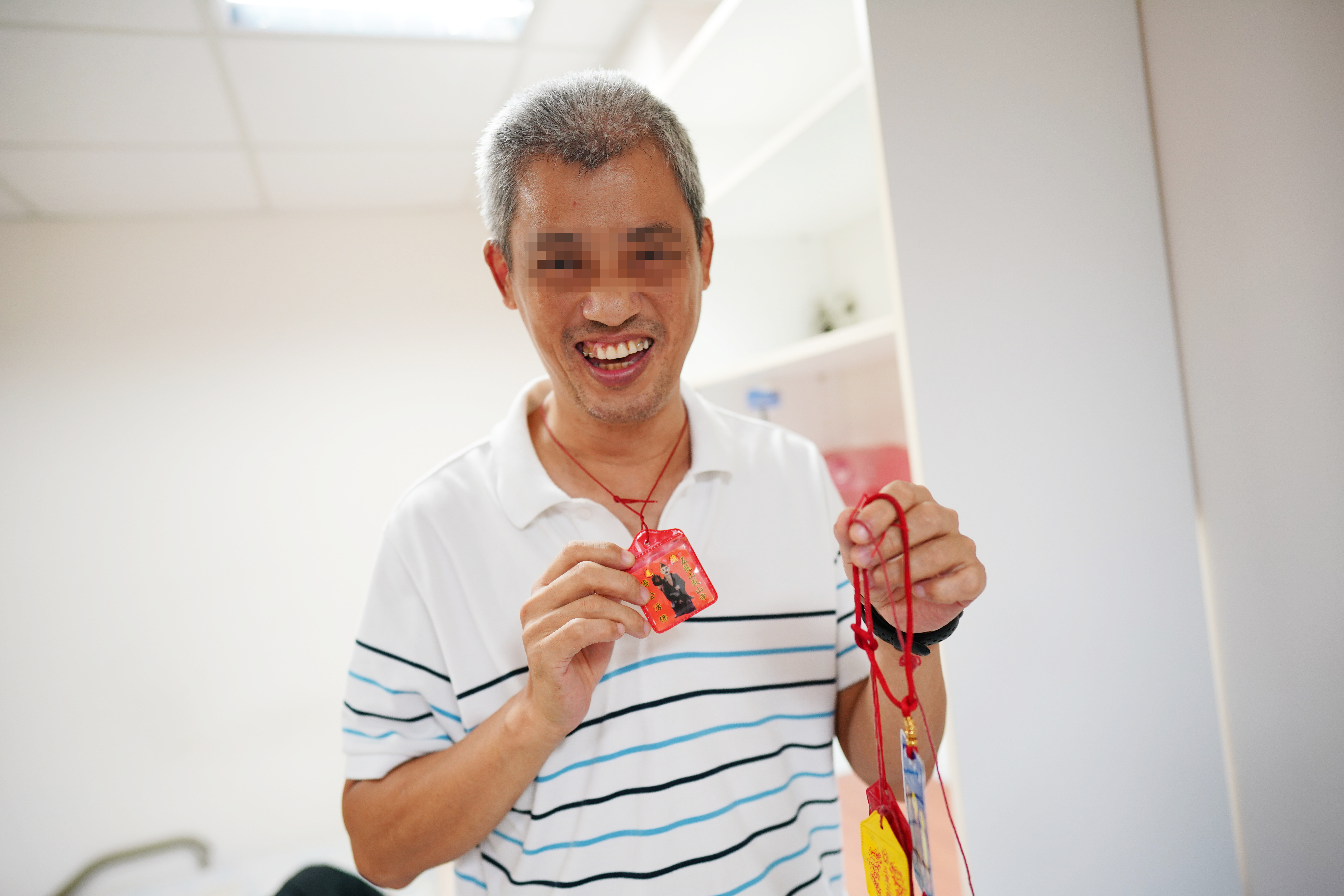 採訪過程，阿賢都沒提到香火袋的事，來到寢室我們才發現，那其實是他最珍貴的回憶。