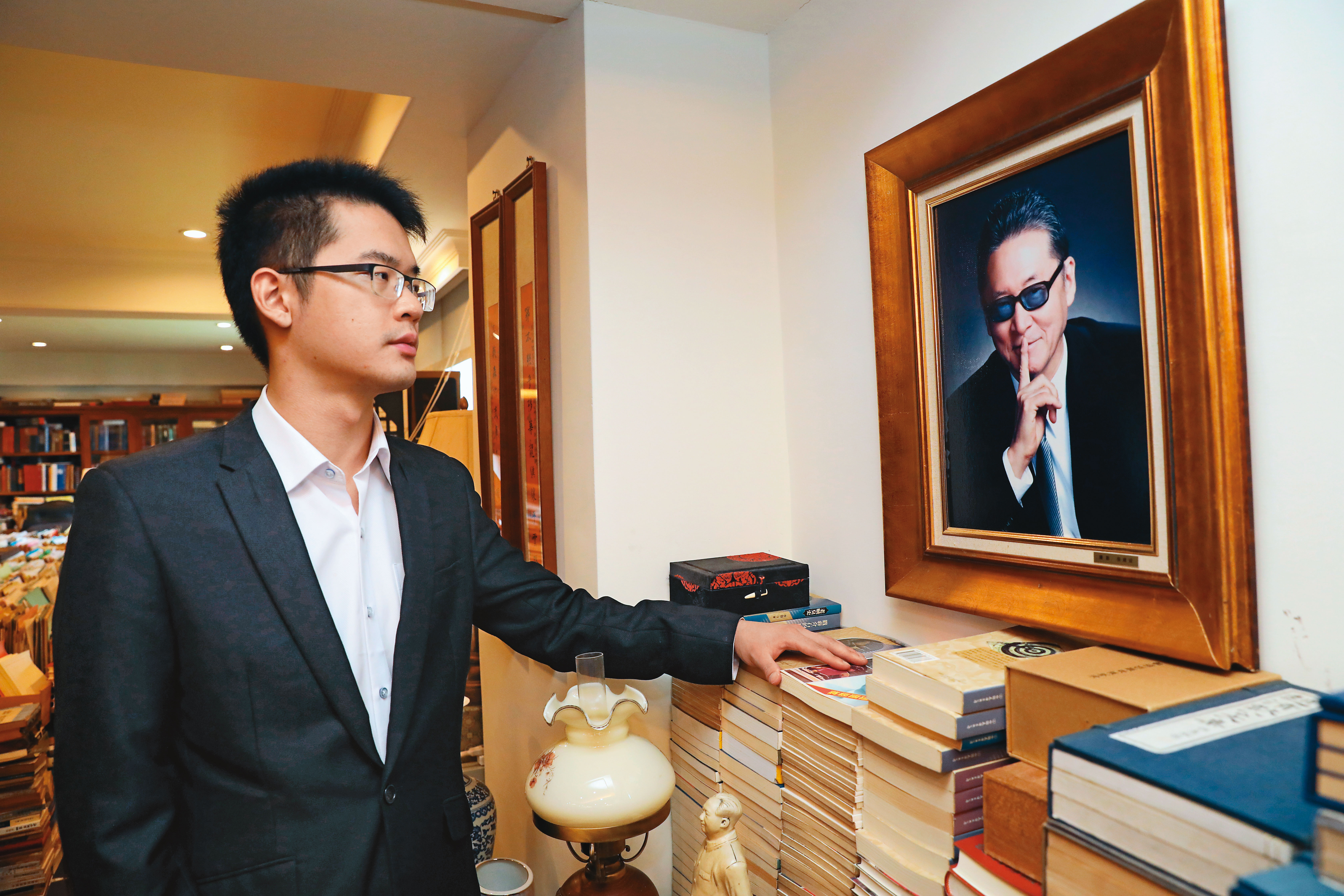 我們請李戡模仿照片上李敖的動作，他拒絕，說在父親面前要態度正經，不能嘻笑。