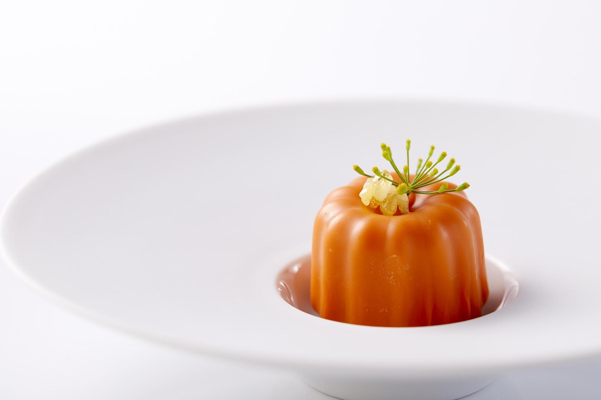 「蔬菜可麗露」以可可脂包覆羅旺斯燉菜（Ratatouille）打成泥的可麗露小巧可愛，上頭點綴茴香花與跳跳糖。（鹽之華法式餐廳提供）