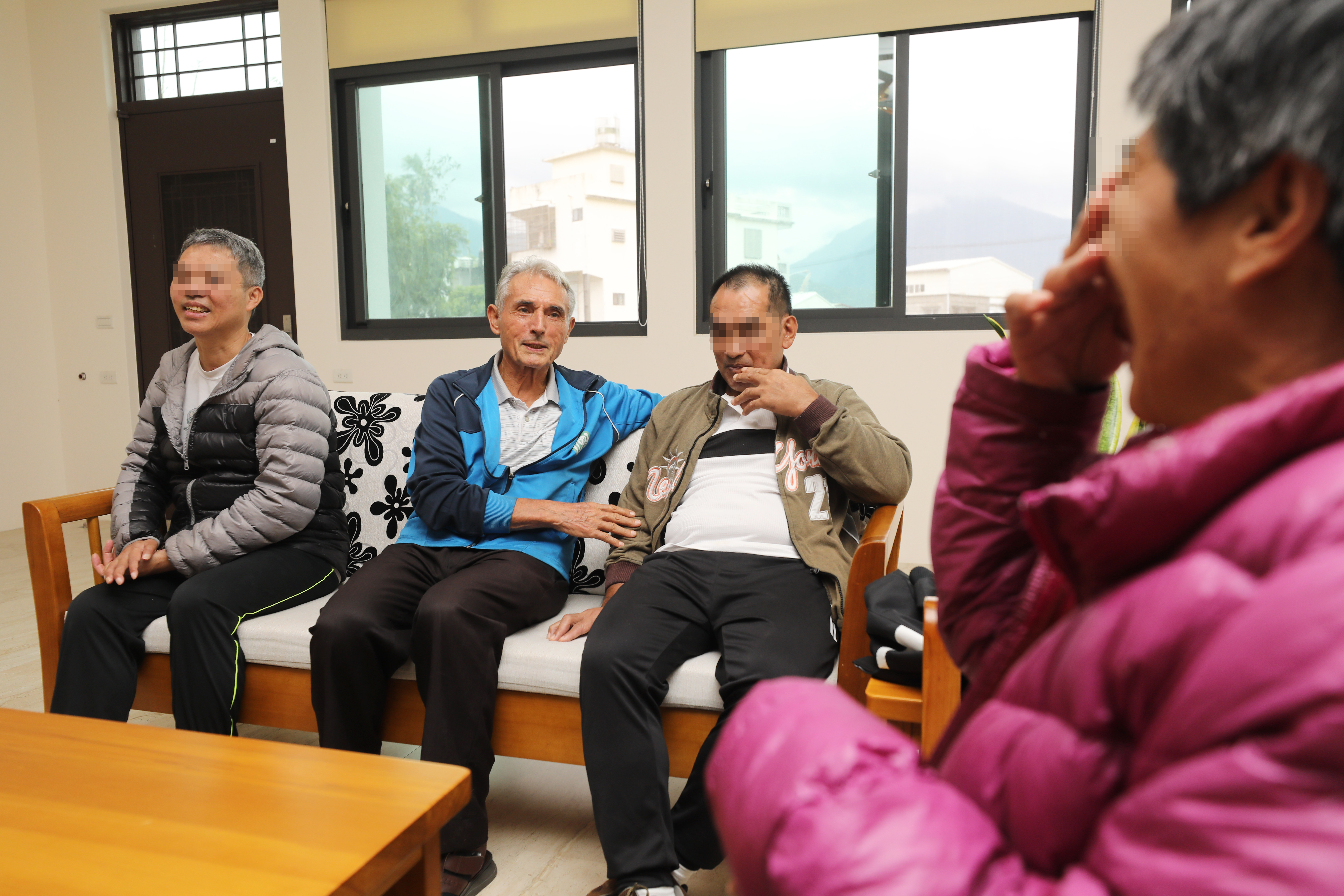 劉一峰神父（左二）能準備叫出怡峰園每個成員的名字。採訪進行到一半，他接到社會局電話，詢問一名非怡峰園負責個案的背景和現況，官方不清楚的事，劉一峰一一回答，對地方身心障礙者的了解，非常驚人。