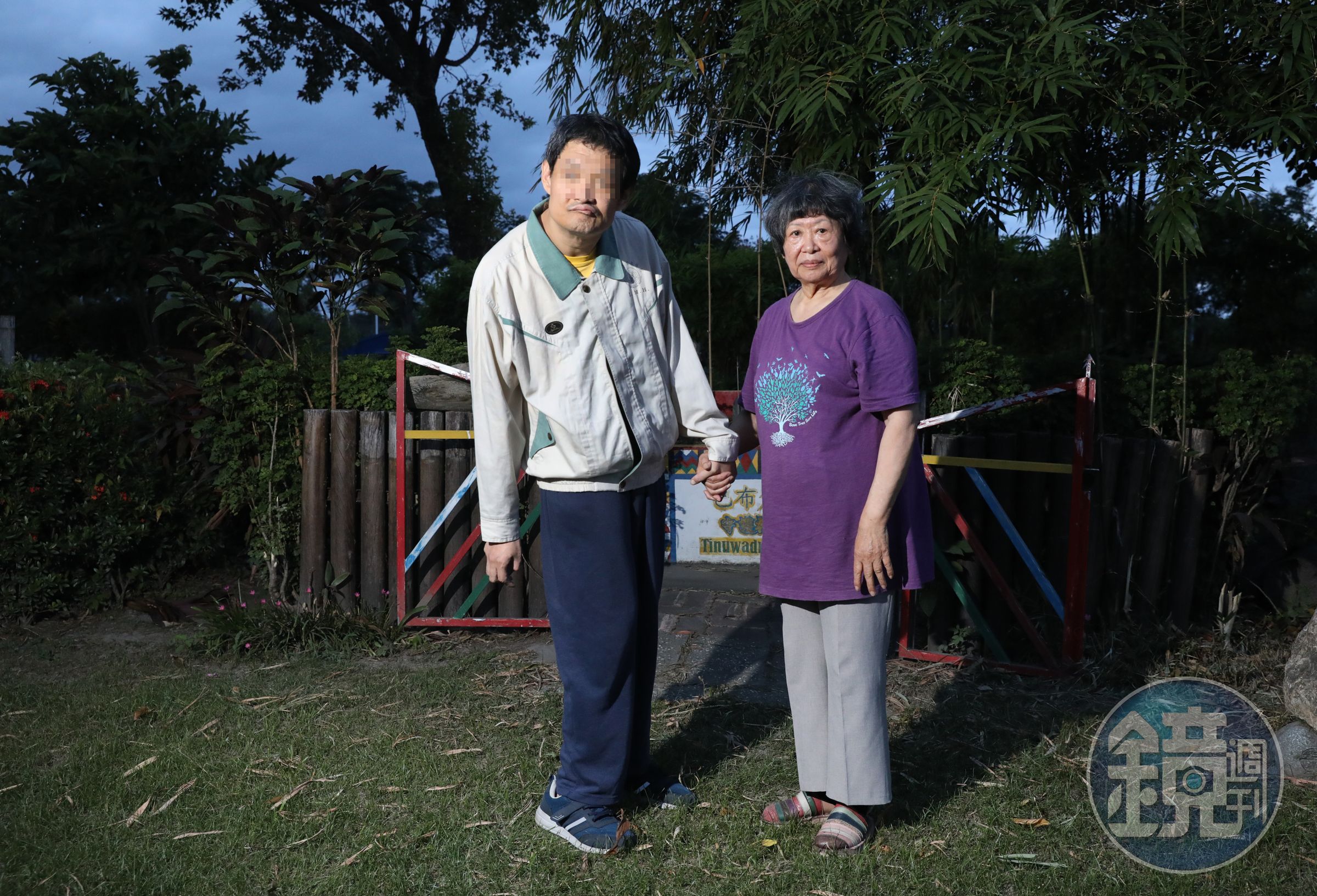 基杰（左）現在每日通勤，早出晚歸，回家後就由媽媽擔任主要照護者。