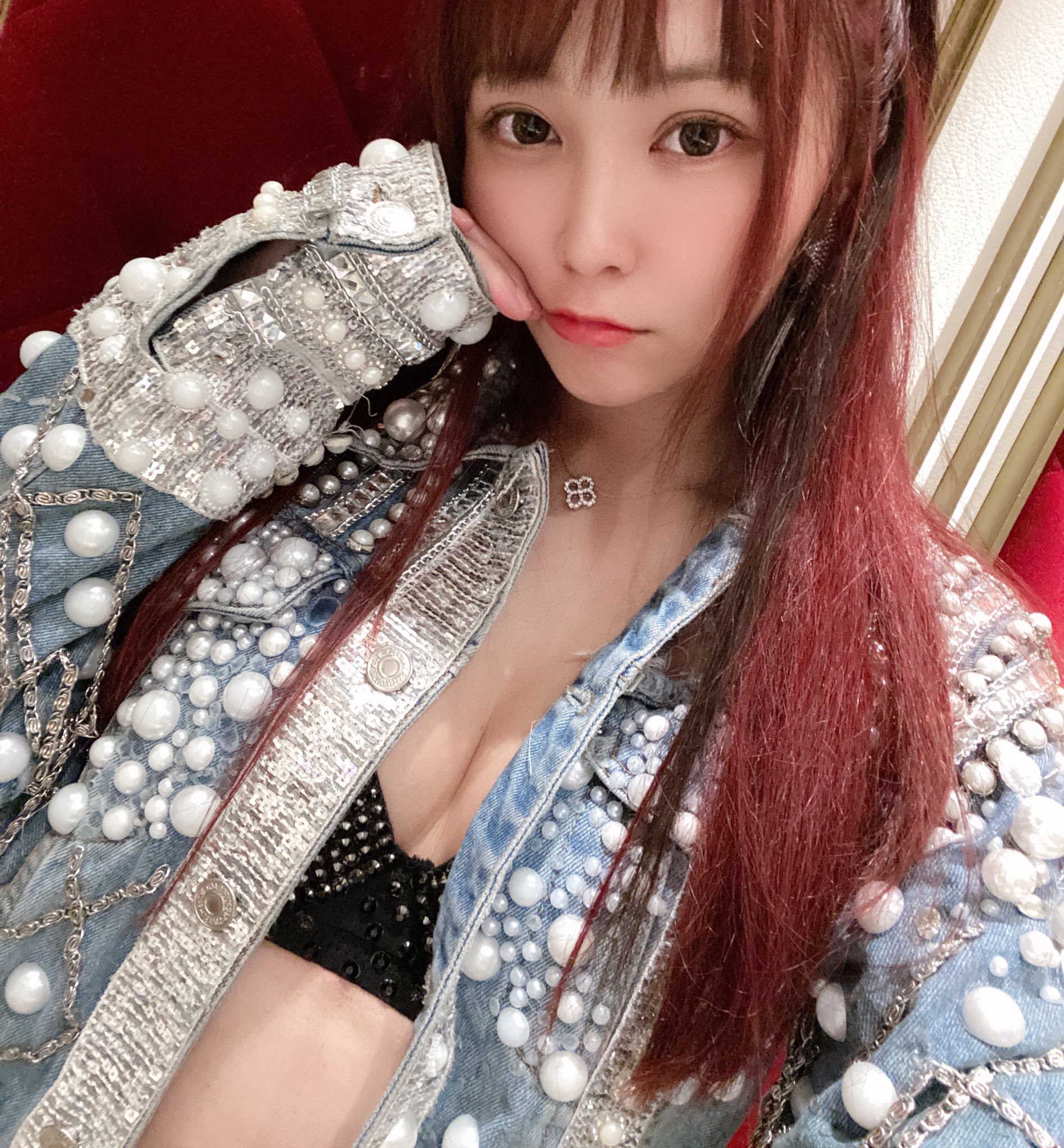 「Tenchim」橋本甜歌因說謊沒隆乳被拆穿重挫形象，但沉寂一個多月後順利復出。（翻攝橋本甜歌Twitter）