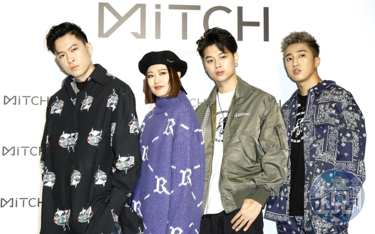 婁峻碩(右)、高爾宣(右二)、 芮德(左二)、唐仲彣(左)組成的CHING G SQUAD,今晚為MiTCH微風南山旗艦店開幕站台表演。