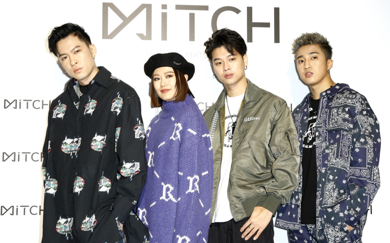 婁峻碩（右）、高爾宣（右二）、 芮德（左二）、唐仲彣（左）組成的CHING G SQUAD，今晚為MiTCH微風南山旗艦店開幕站台表演。