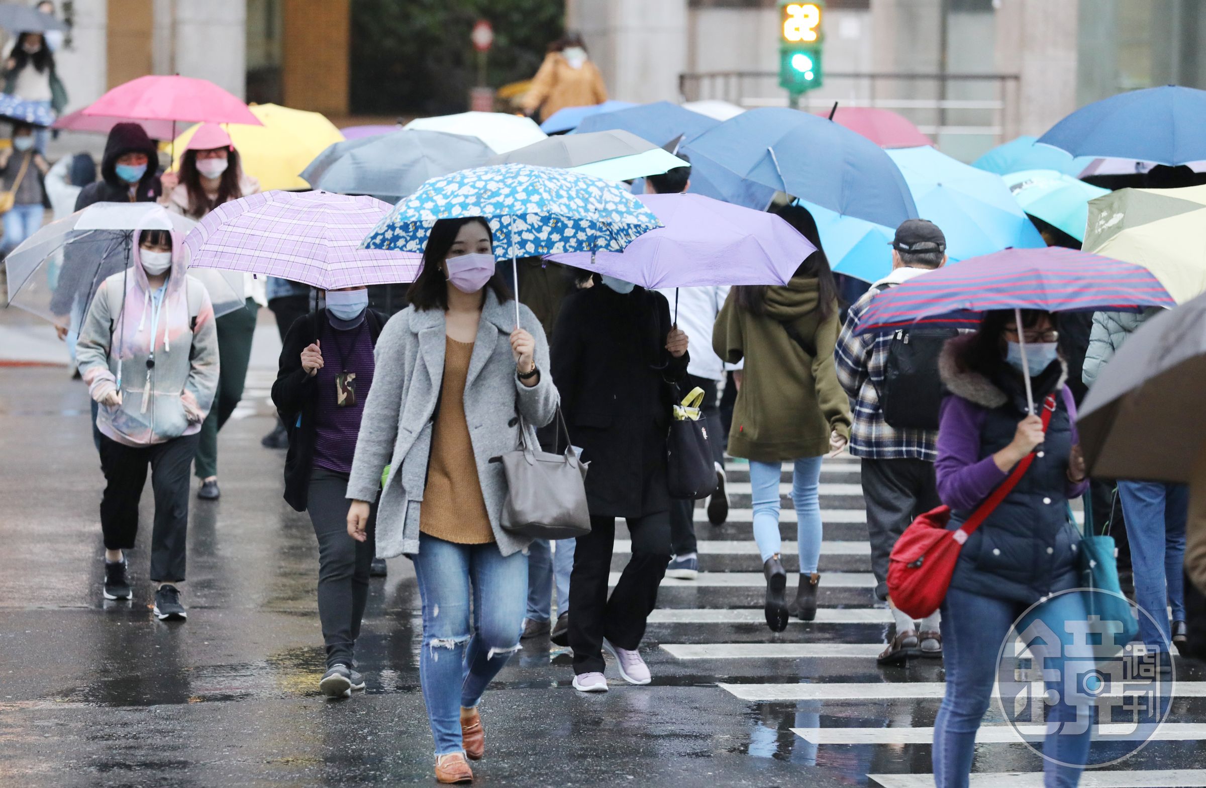 台北市、新北市以及基隆市發布大雨特報，民眾外出山區請注意坍方及落石。