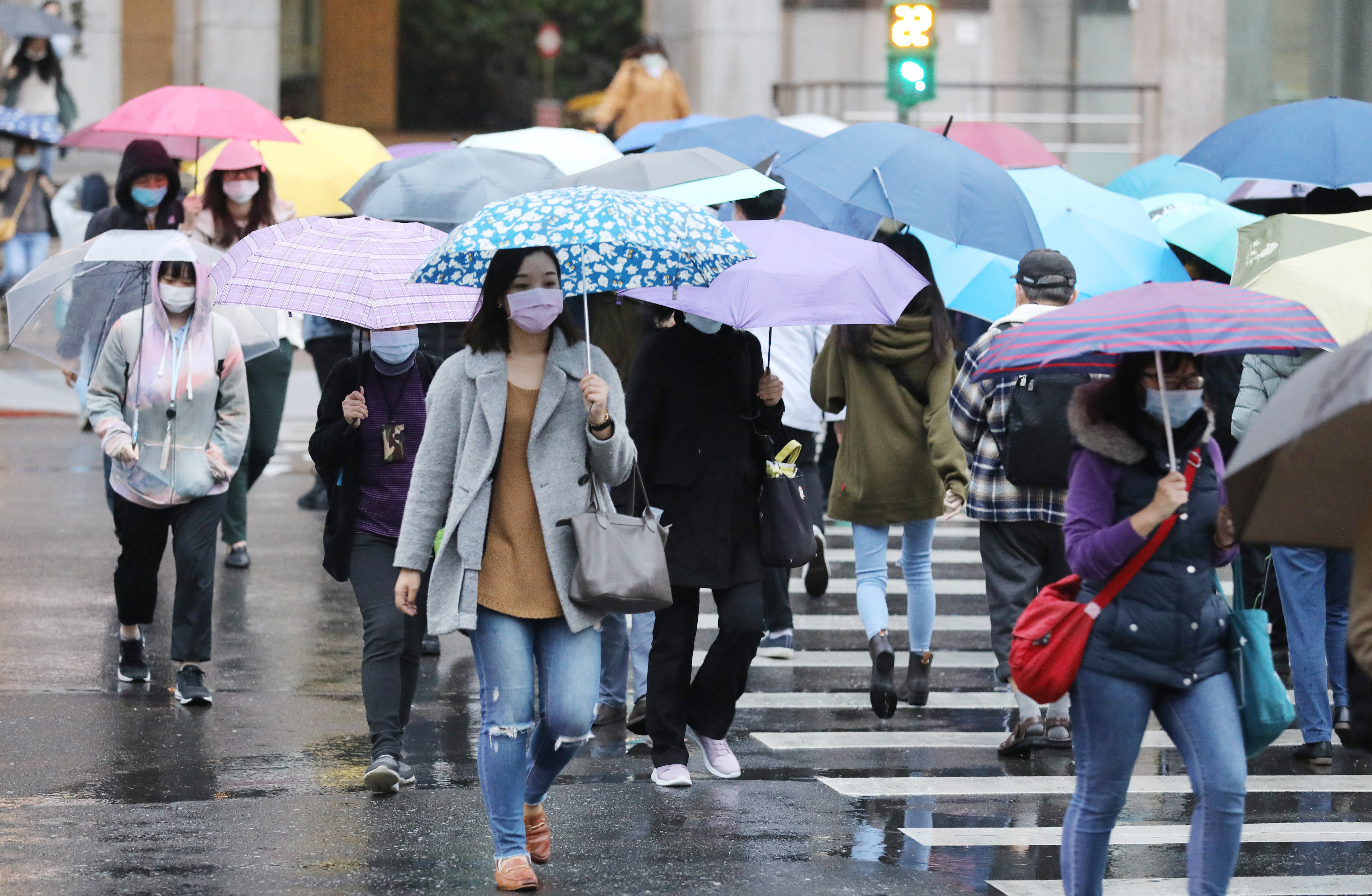 台北市、新北市以及基隆市發布大雨特報，民眾外出山區請注意坍方及落石。