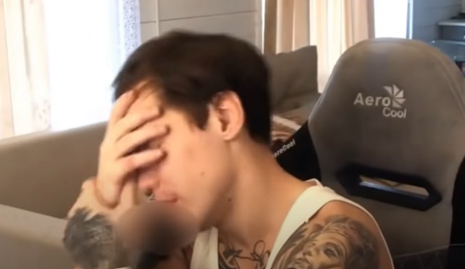 俄國網紅為了粉絲斗內要求，竟活活凍死懷孕女友。（翻攝自Youtube）