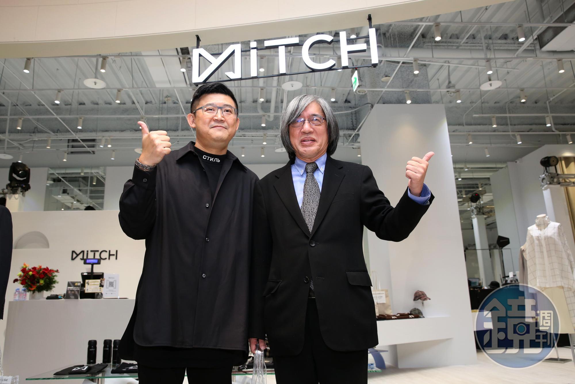 PChome挑戰線下實體通路，董事長詹宏志（右）親自視察MiTCH開幕狀況。