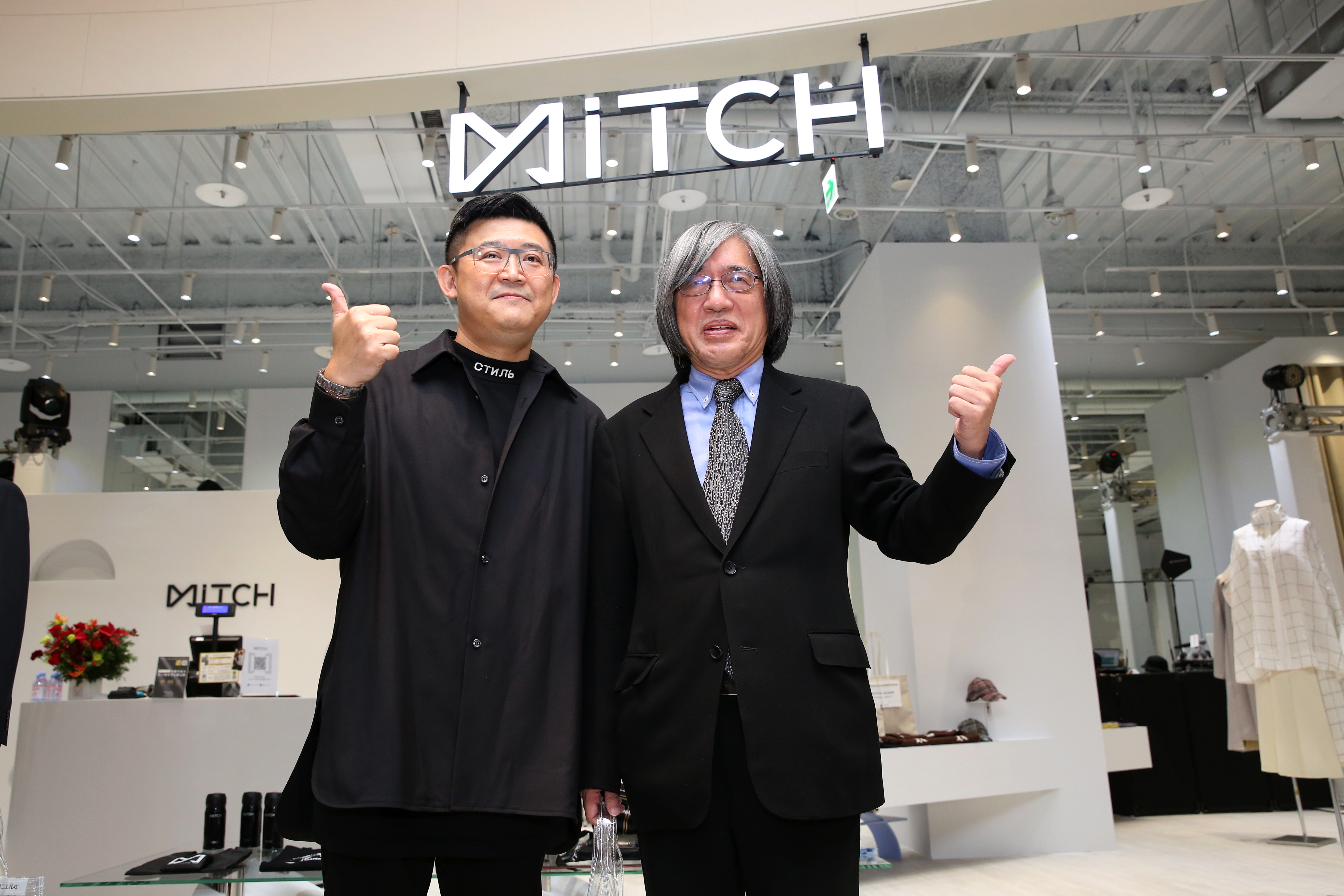 PChome挑戰線下實體通路，董事長詹宏志（右）親自視察MiTCH開幕狀況。