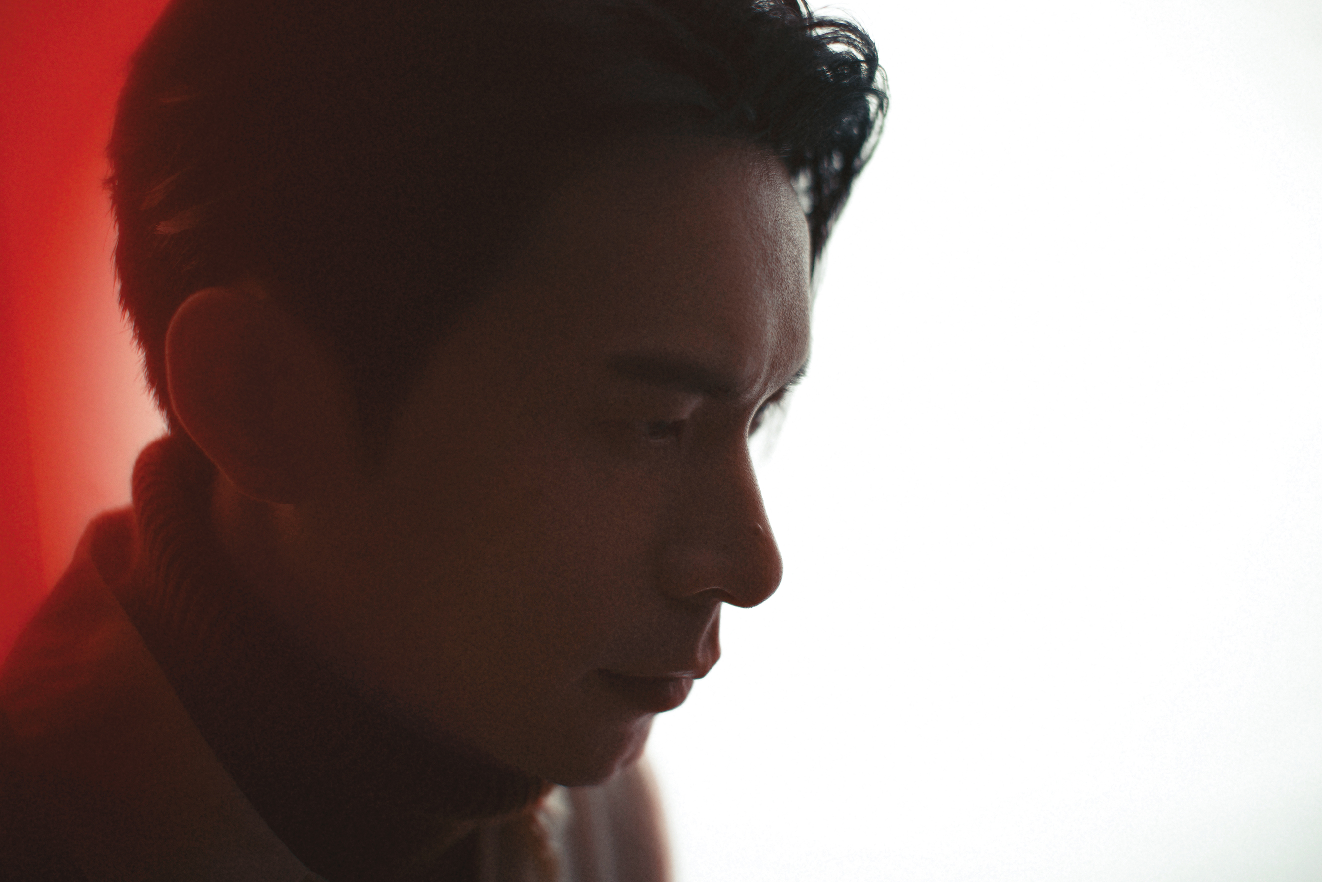 讓他拿下金鐘獎戲劇節目男主角的《鏡子森林》，姚淳耀走入《返校》影集，化身熱血教師，帶領觀眾回到1999年。