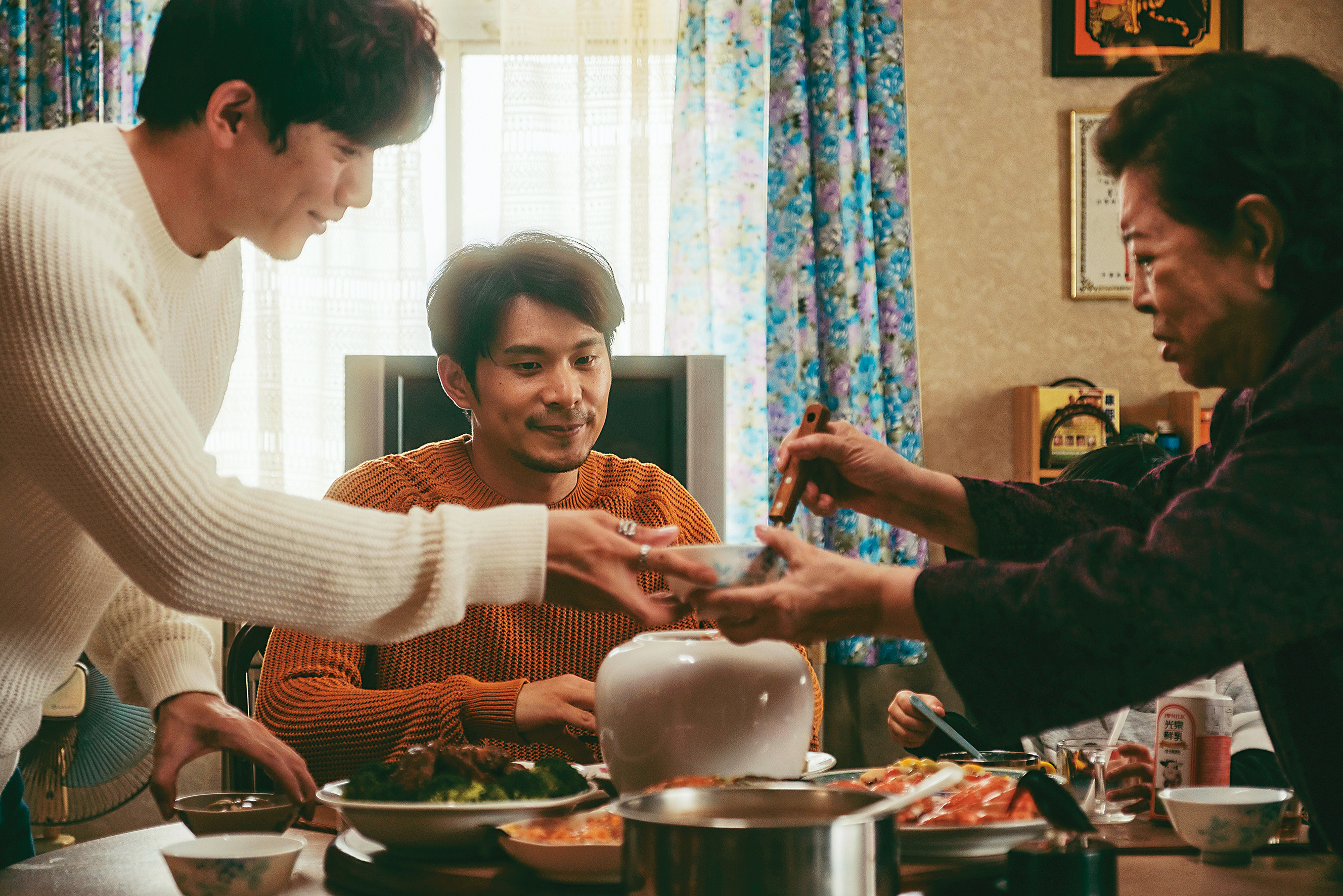 在電影《親愛的房客》姚淳耀（中）戲分雖少，卻是劇情轉折的關鍵，與莫子儀（左）、陳淑芳（右）全家一起吃飯，似夢似幻般的幸福。（高雄電影節提供）