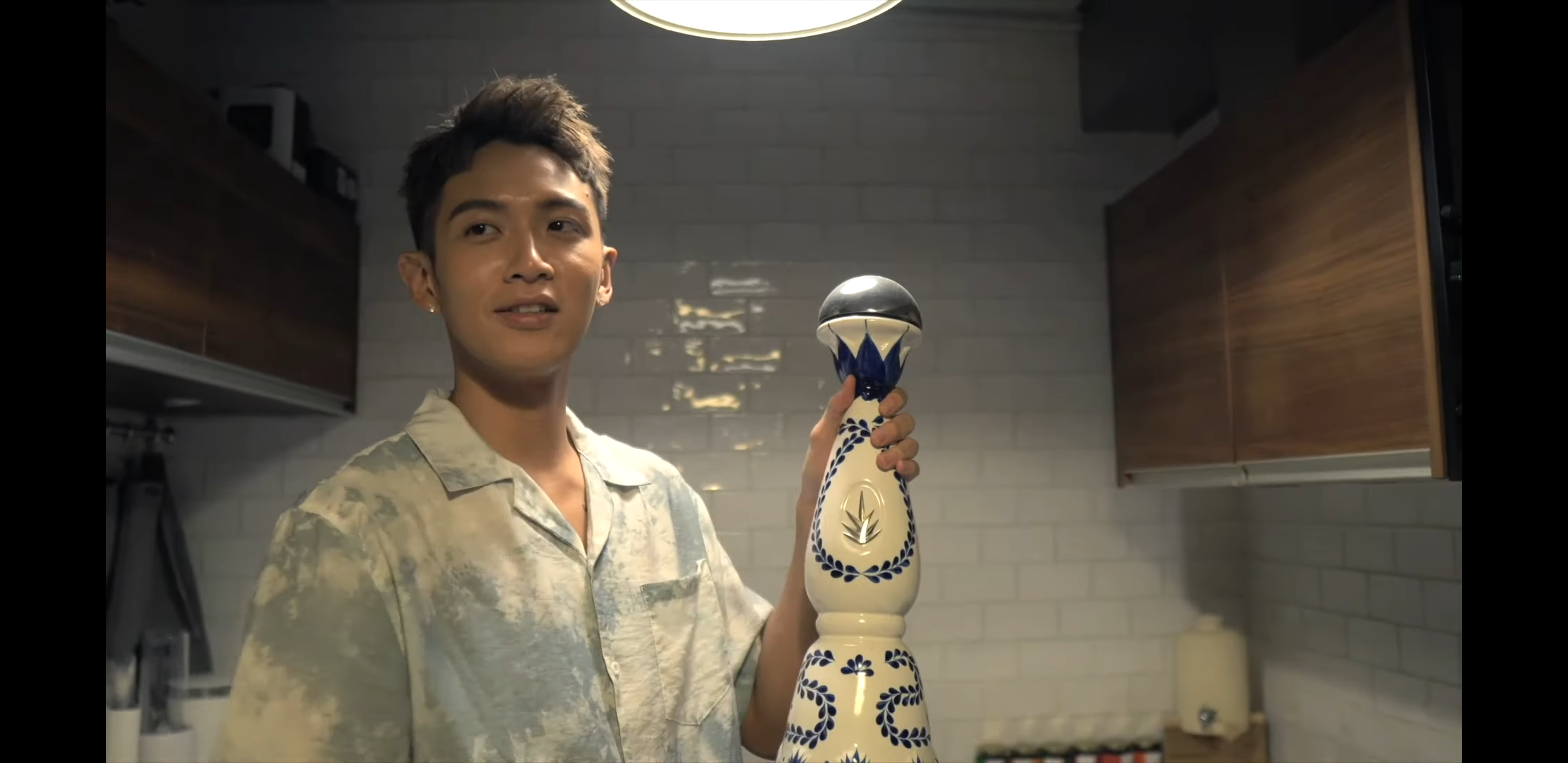 柯震東愛喝的龍舌蘭酒,一瓶就要價5850元。(翻攝柯震東YouTube 頻道)