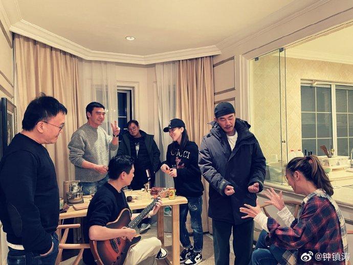 鍾鎮濤邀請朋友到家中玩耍。（翻攝自鍾鎮濤微博）