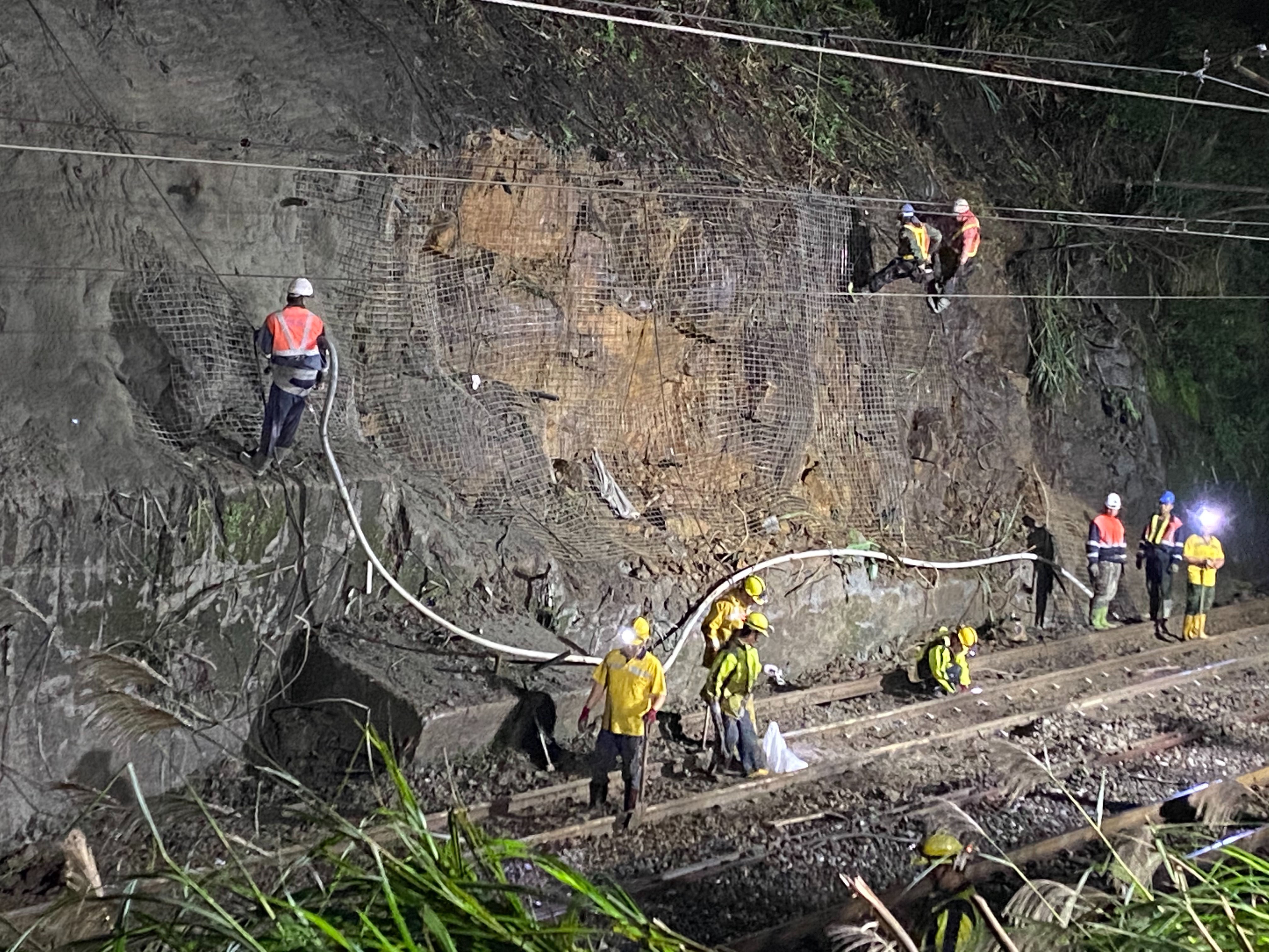 台鐵瑞芳、侯硐站間11月30日因連日大雨造成邊坡滑動，於昨日搶修完成，今日又有大規模滑落，目前雙線不通。（翻攝自台鐵官網）