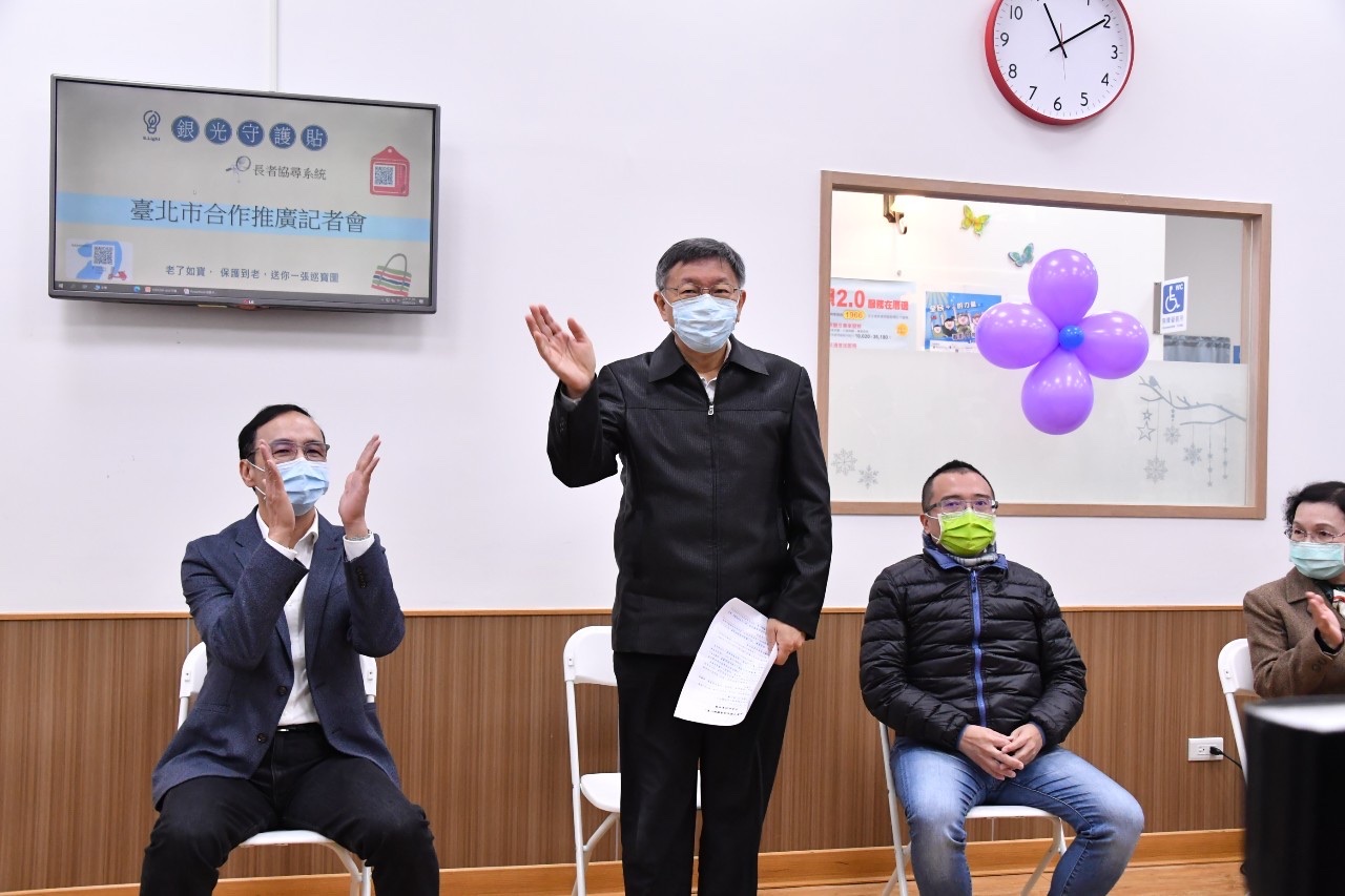 柯文哲(中)今與朱立倫(左)睽違兩年多再度同台。(台北市政府提供)