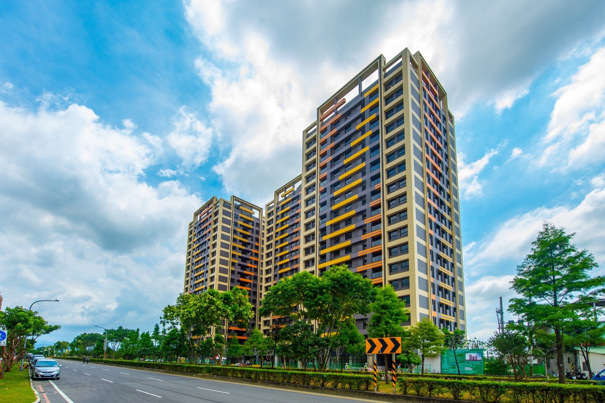 王浩宇曝光桃園社會住宅環境後引起網民熱議。(翻攝自王浩宇臉書)