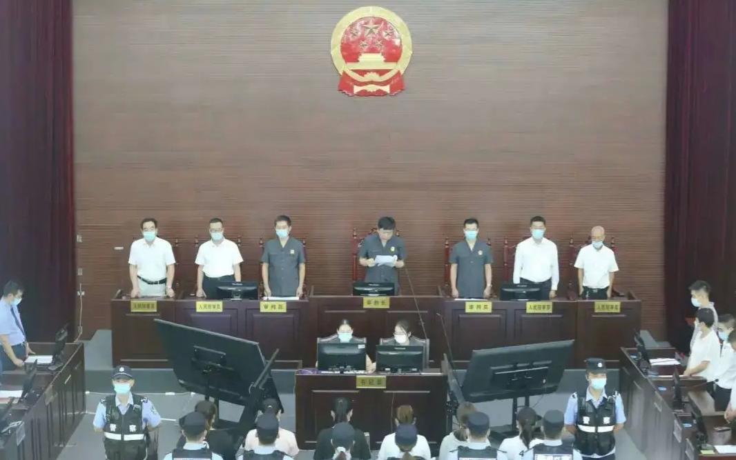 歐亞男健醫院遭爆「三假醫院」，涉及虐待手術中病人，該院負責人蘇益雄判刑20年、罰款百萬元，其餘47名被告獲刑2年半至19年不等。（翻攝自銀川幫幫團微博）
