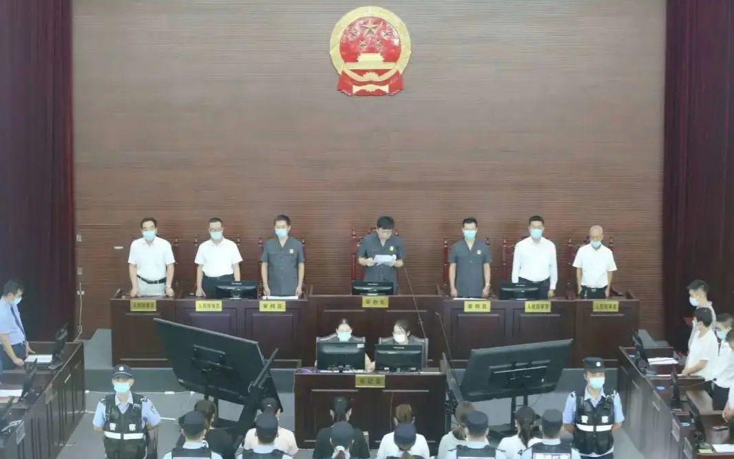 歐亞男健醫院遭爆「三假醫院」，涉及虐待手術中病人，該院負責人蘇益雄判刑20年、罰款百萬元，其餘47名被告獲刑2年半至19年不等。（翻攝自銀川幫幫團微博）