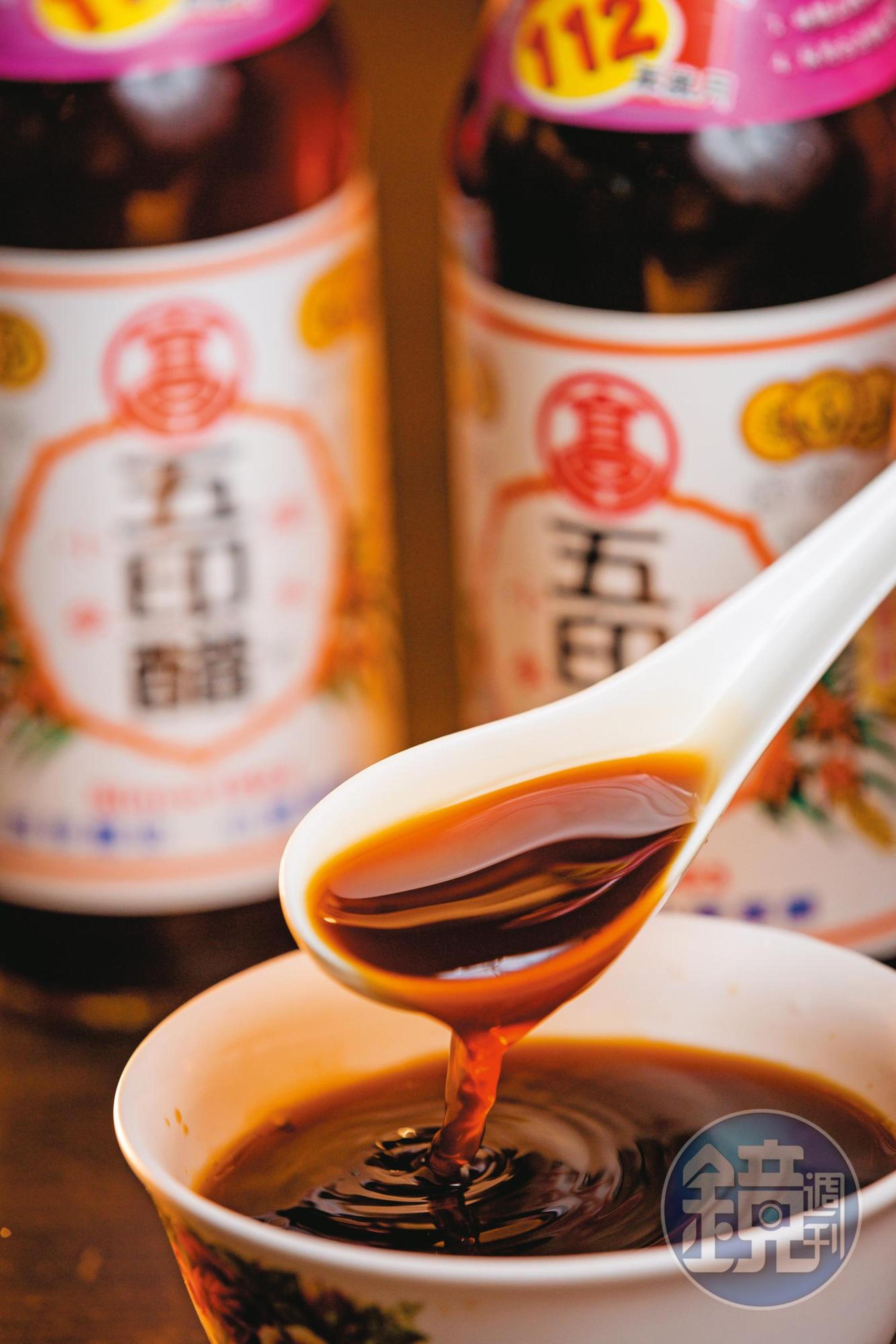 高記的五印醋香氣濃郁,為度小月等知名老店餐點畫龍點睛。(五印醋,75元/520毫升)