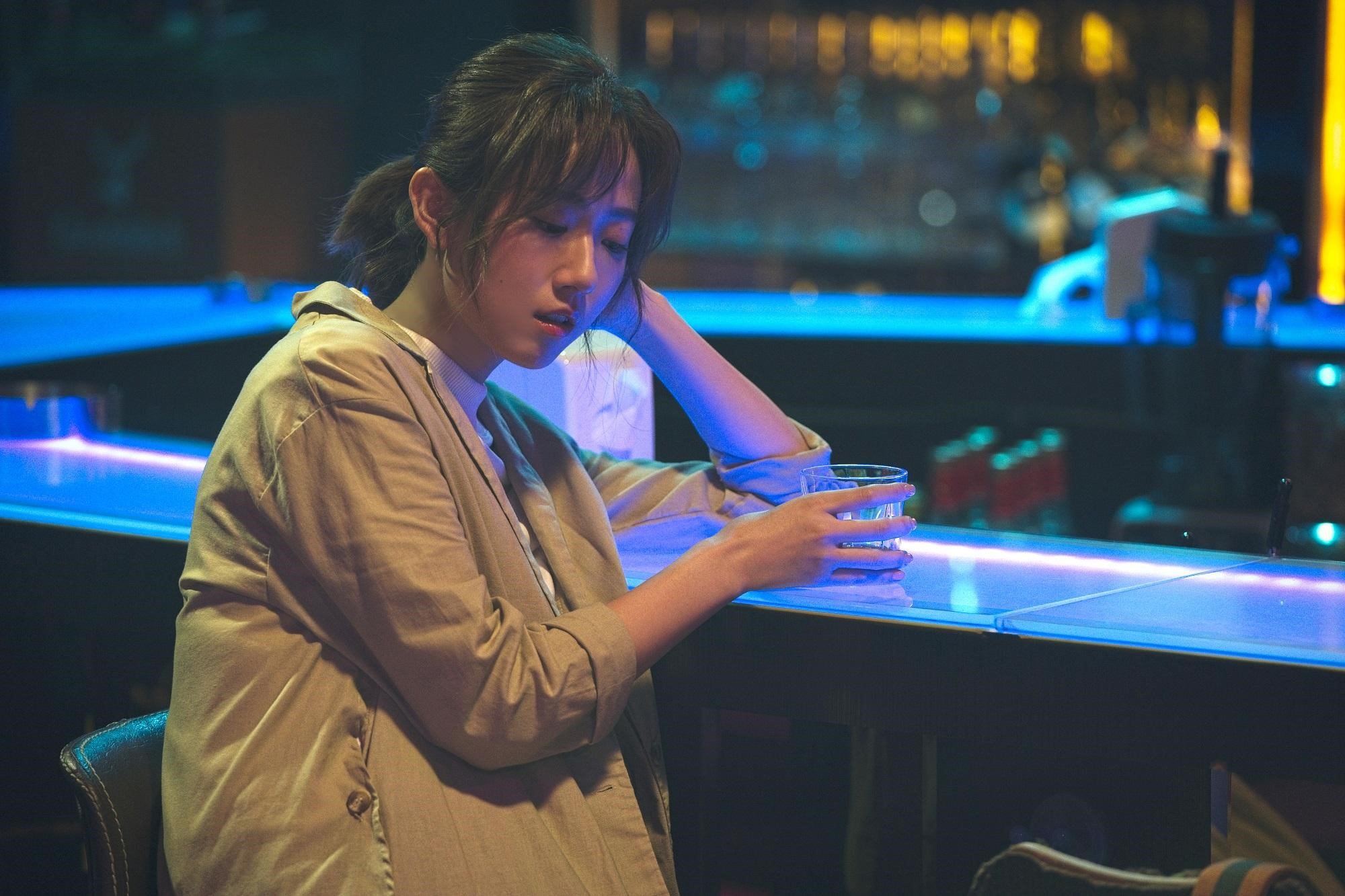 方志友在《粉紅色時光》酗酒又失婚，本人卻滴酒不沾。（TVBS提供）