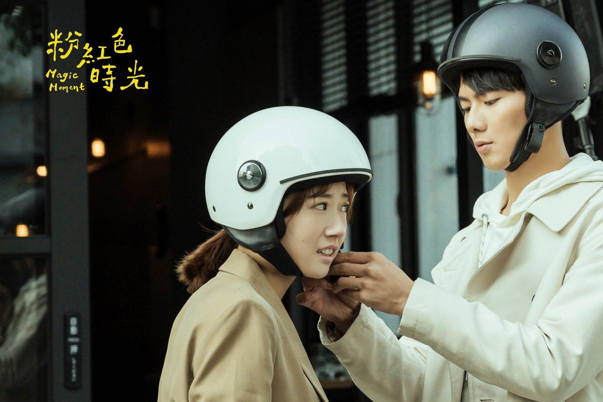 方志友（左）與吳念軒（右）在《粉紅色時光》大談姐弟戀，戲外也傳出曖昧。（翻攝自《粉紅色時光》臉書）