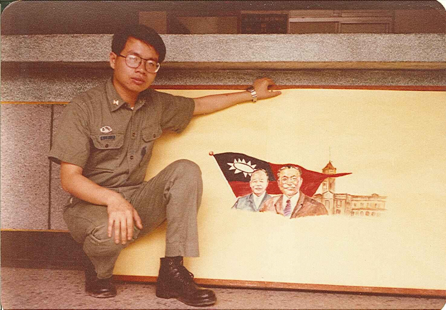 張榮豐從小愛畫畫,兒時的夢想是當畫家、發揮美術天賦,可惜未能如願。他在退伍前被政戰官「硬拗」畫壁報,圖為他和筆下作品蔣經國、謝東閔肖像合照。(翻攝自張榮豐臉書)