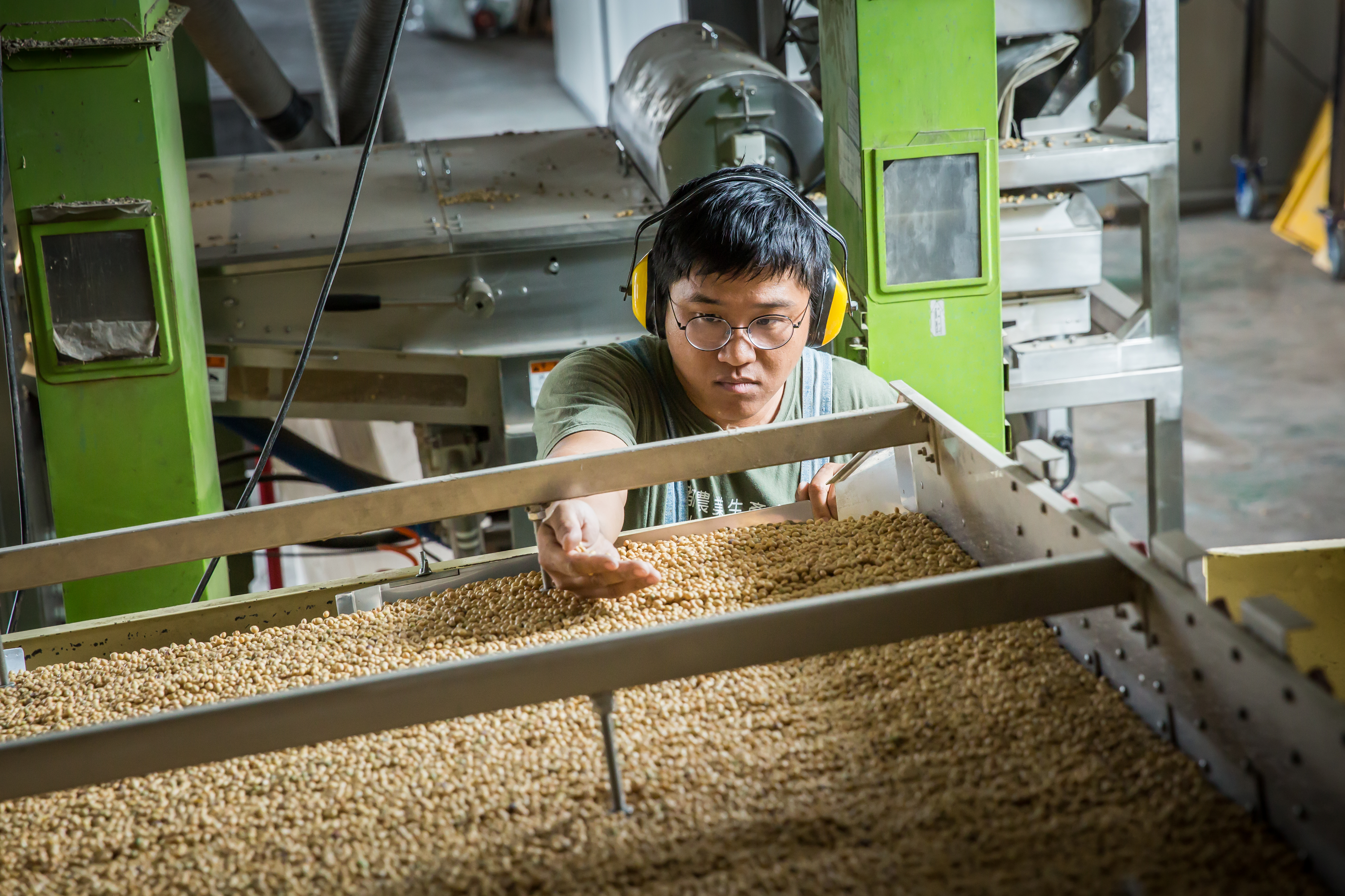 馬聿安把所學工程與農業結合，以自動化機器烘乾、篩選作物，農民不必在田邊曬作物。