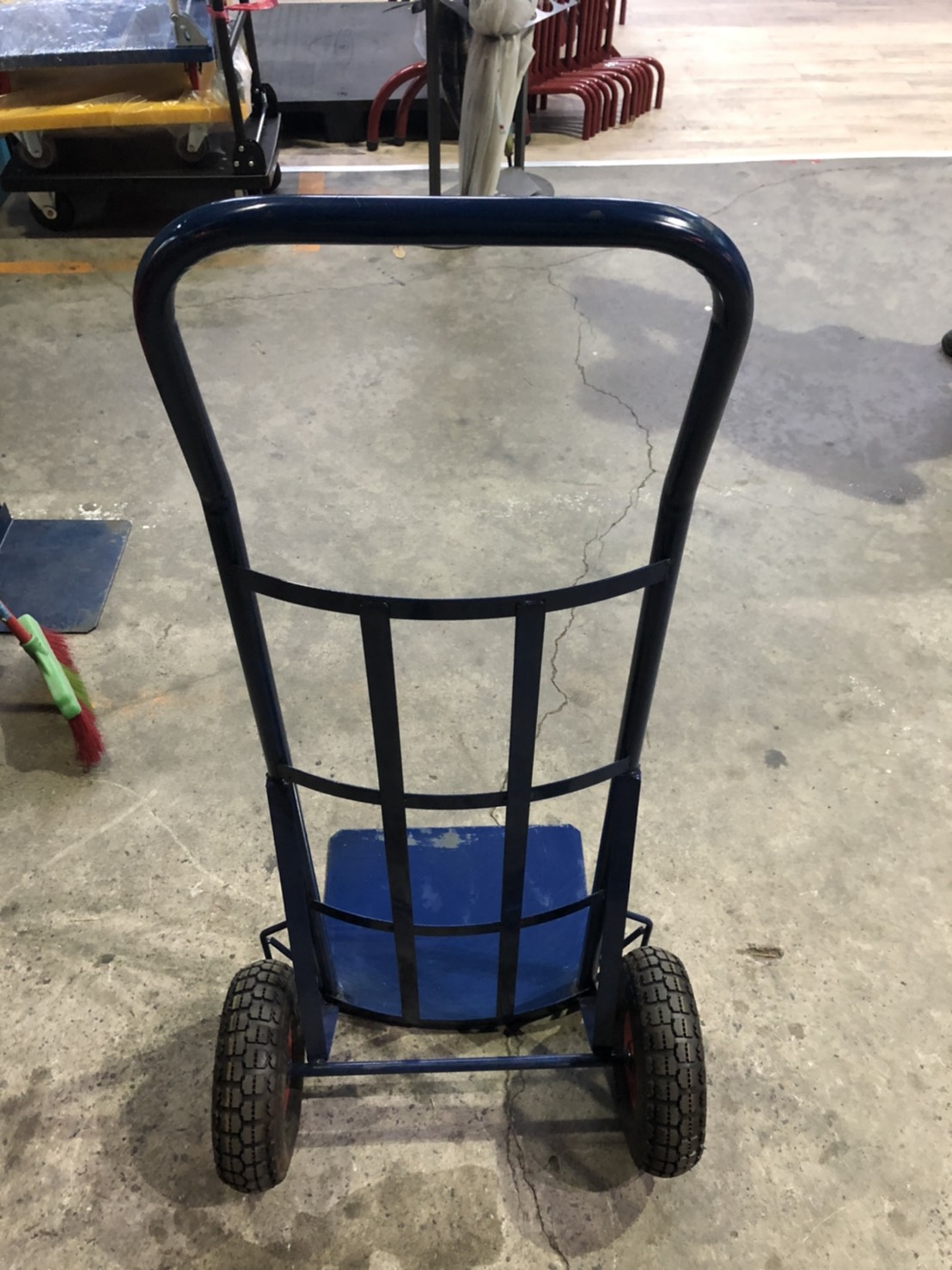 陳嫌將行李箱綁在雙輪推車(非證物),再用機車拖著去棄屍。(翻攝畫面)