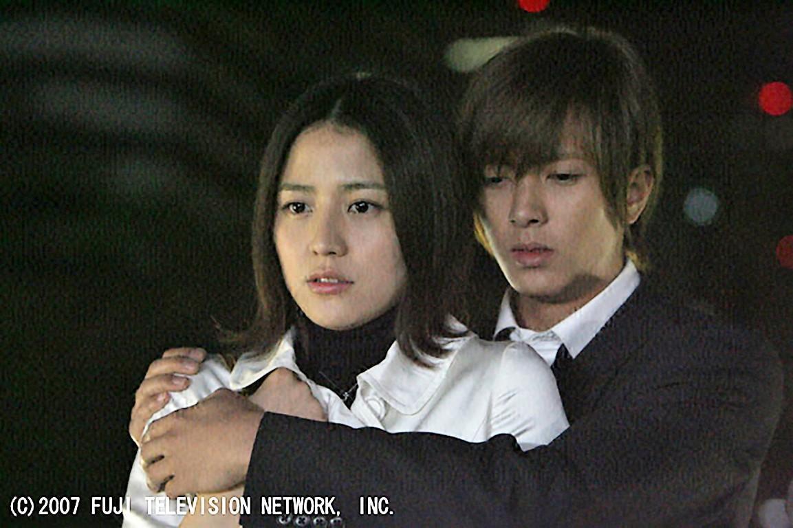 山下智久(右)在《求婚大作戰》中回到過去想改變長澤雅美的選擇。(八大戲劇台提供)
