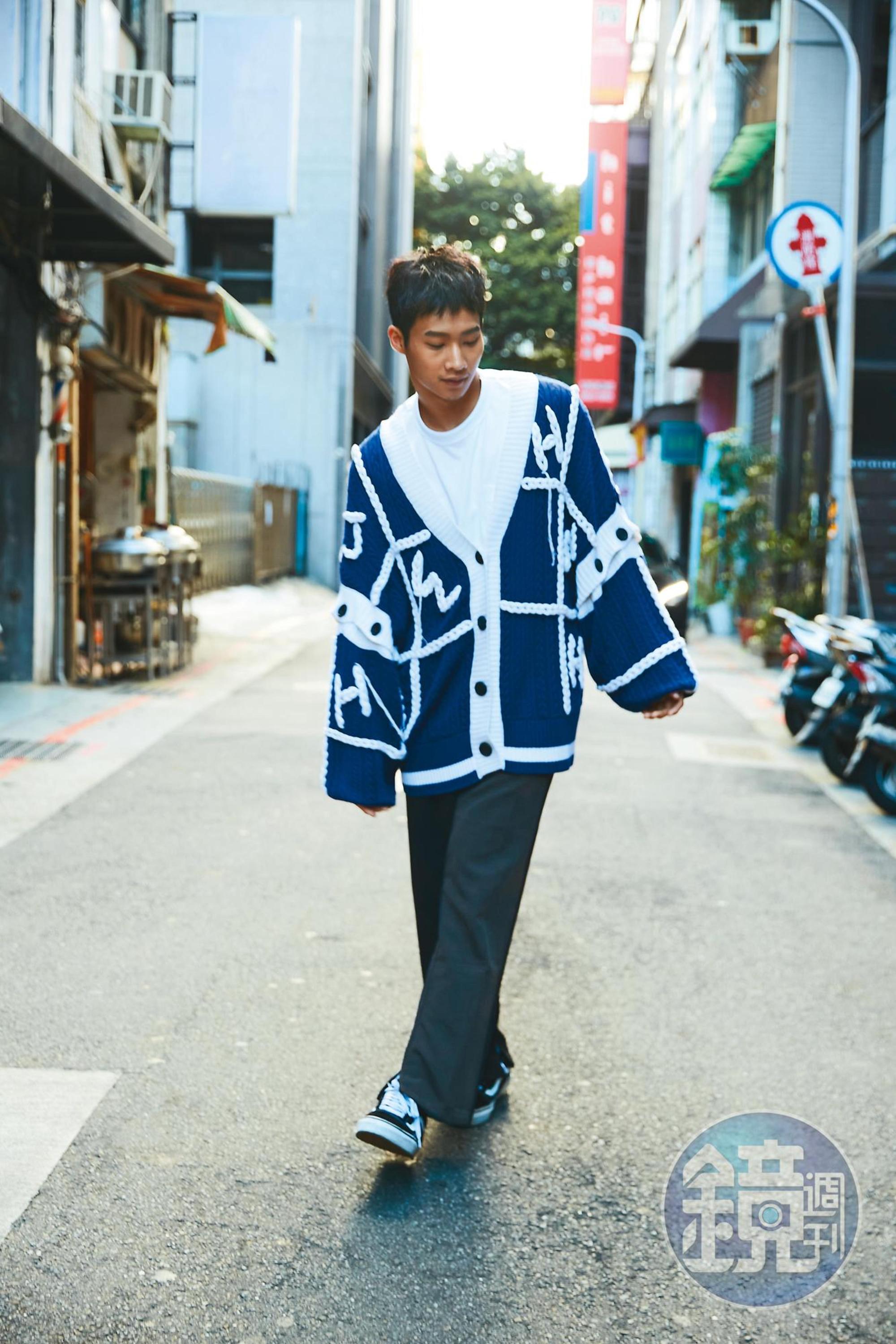 25歲的黃冠智,為了實現演員夢,一邊靠著打工維持生活。