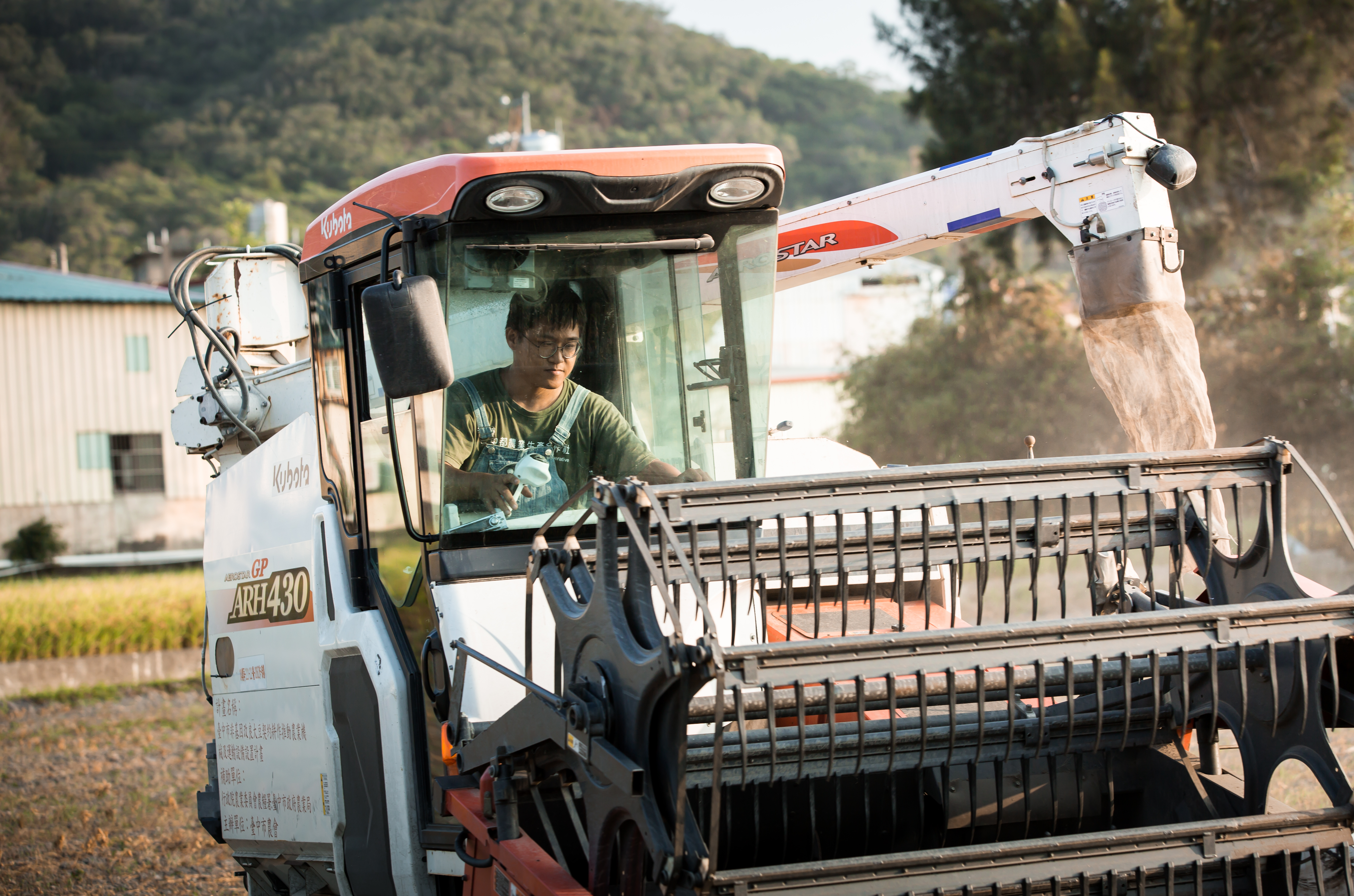 本來讀電機科系的馬聿安，研究所轉念農機，他25歲就從事農業生產，自創九厘米、十八麥兩品牌。
