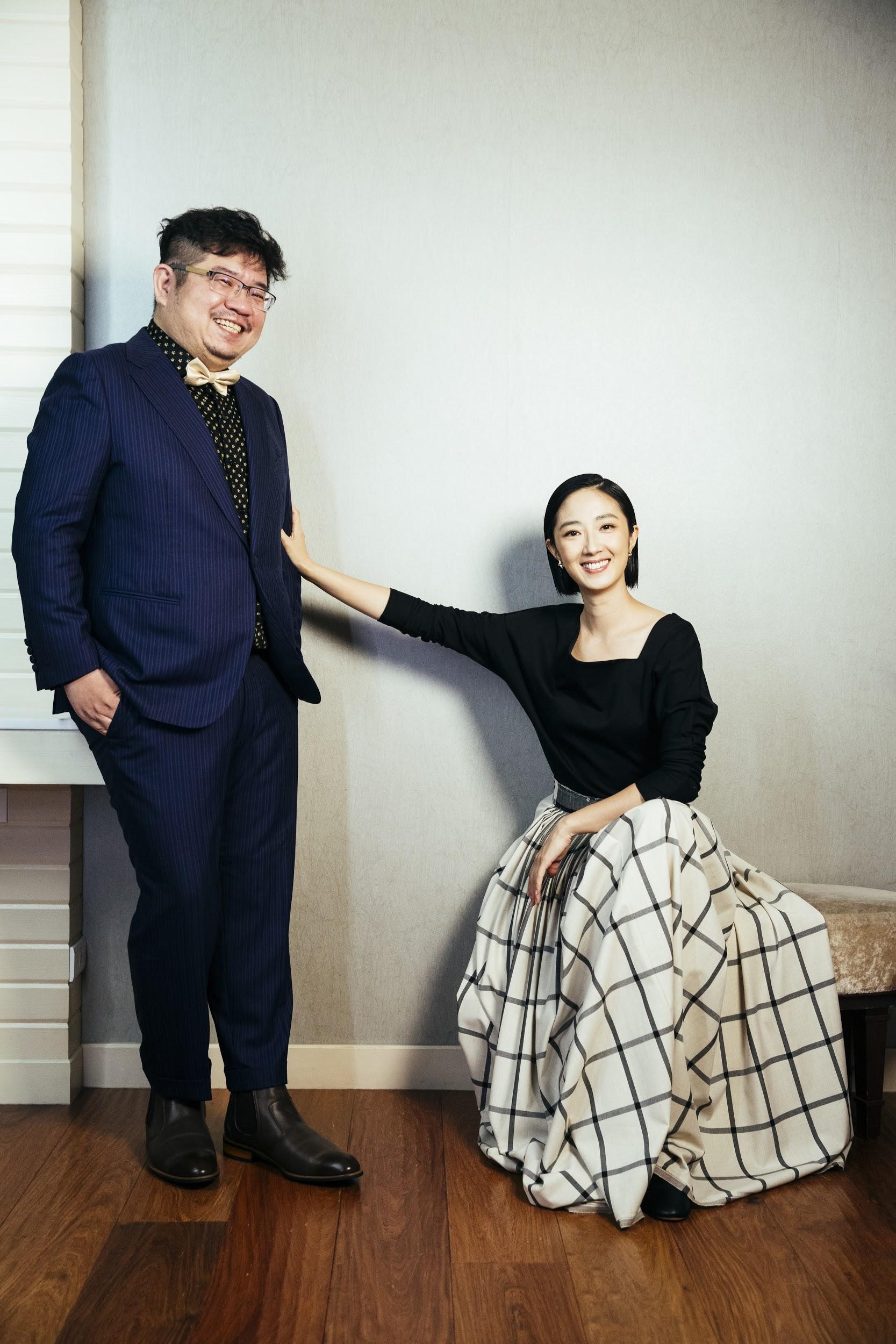 編導張耀升（左）眼中的女主角桂綸鎂（右）在潑辣、瘋癲外，還演出楚楚可憐的脆弱面、年齡變化的時間感。