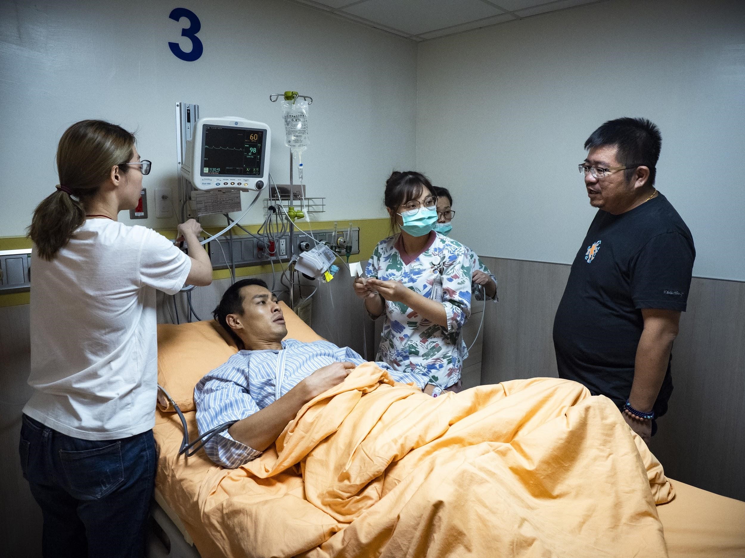 張耀升（右）編導的《腿》中，男主角楊祐寧（左二）因截肢引發問題，全片也有許多醫院場景的戲。 （甲上提供）